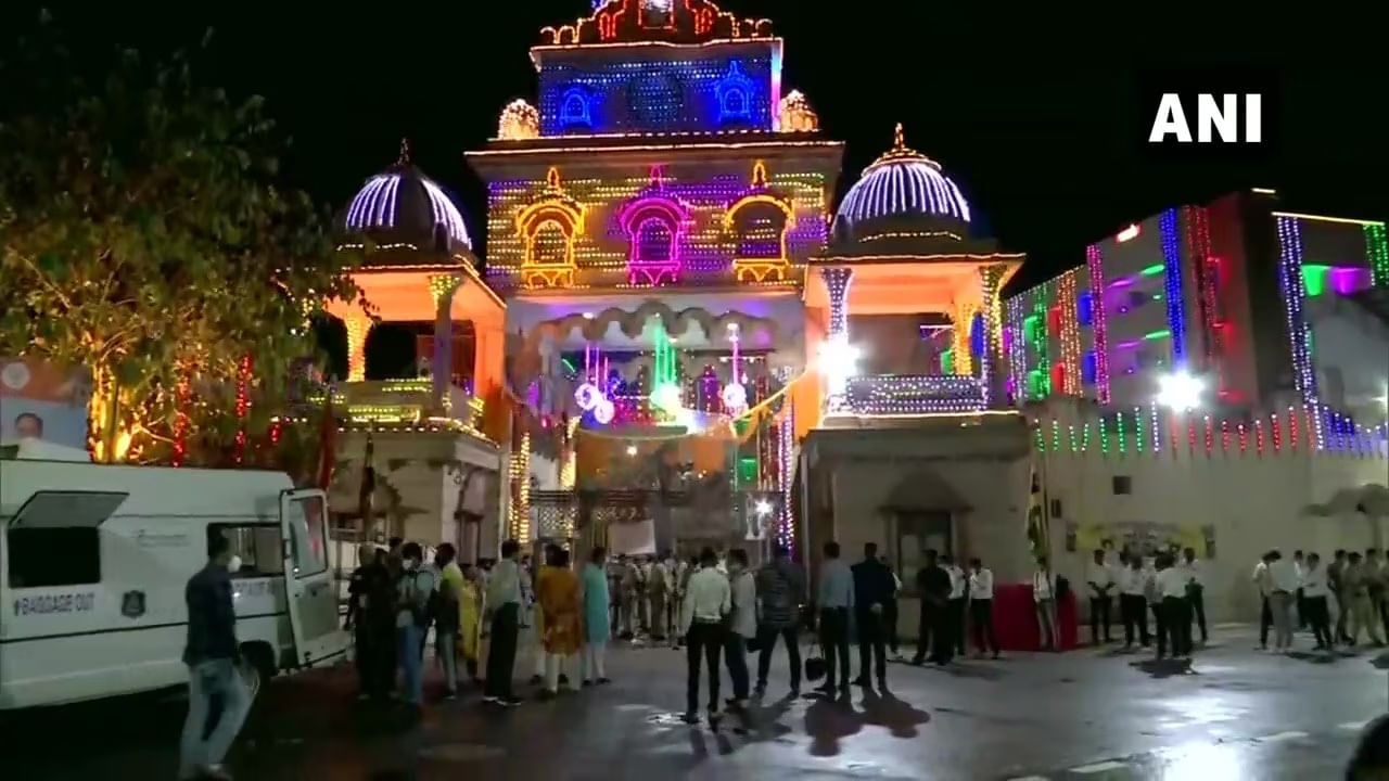 Jagannath Temple Ahmedabad: గుజరాత్‌ అహ్మదాబాద్‌లోనూ జగన్నాథ దేవాలయం ఉంది. బలభద్ర, సుభద్ర, జగన్నాథుని రథయాత్ర కూడా ఇక్కడ జరుగుతుంది. పూరీ దేవాలయంలో పాటించే ఆచారాలనే ఇక్కడ కూడా పాటిస్తున్నారు.  