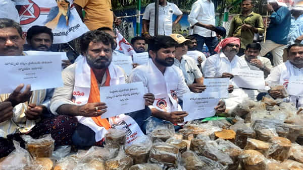 Andhra Pradesh: బెల్లం రైతులకు అండగా జనసైనికులు.. వారిని వెంటనే ఆదుకోవాలంటూ కలెక్టరేట్ ముందు నిరసన..