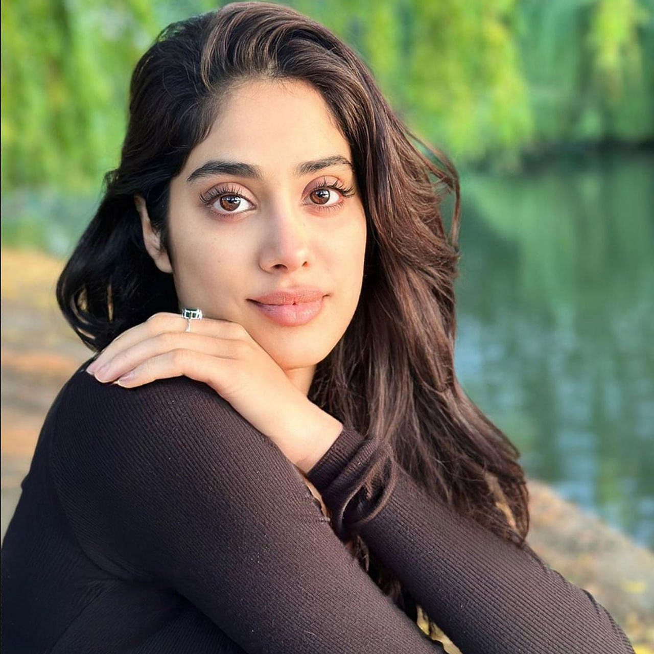 దఢక్ చిత్రంతో అందాల తార శ్రీదేవి వారసురాలిగా ఇండస్ట్రీలో అడుగు పెట్టింది జాన్వీ కపూర్. తర్వాత పలు బాలీవుడ్ చిత్రాల్లో నటించింది ఈ భామ. ఎన్టీఆర్ సరసన దేవర చిత్రంతో తెలుగు తెరకు పరిచయం కానుంది ఈ ముద్దుగుమ్మ. నిత్యం తన గ్లామరస్ అండ్ ఫ్యాషనబుల్ ఫొటోలను సామాజిక మాధ్యమాల్లో షేర్ చేస్తుంటుంది ఈ అమ్మడు. తాజాగా ఈ భామ షేర్ చేసిన ఫోటోలను చూసి ఫాన్స్ ఫిదా అవుతున్నారు.