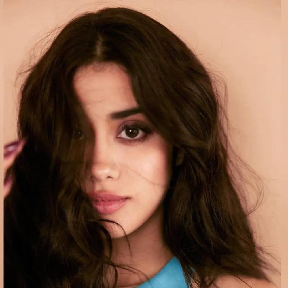 బాలీవుడ్ బ్యూటీ జాన్వీ కపూర్ గురించి ప్రత్యేకంగా చెప్పనక్కర్లేదు. అతిలోక సుందరి శ్రీదేవి కుమార్తె అయిన జాన్వీ.. 'ధడక్' సినిమాతో బాలీవుడ్‌లోకి అరంగేట్రం చేసింది. తెలుగులో ప్రస్తుతం ఎన్టీఆర్‌తో 'దేవర' చిత్రం నటిస్తోంది.