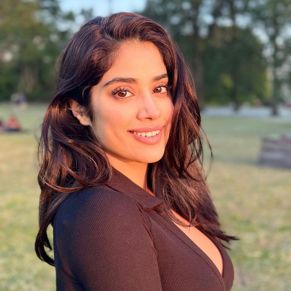 దఢక్ చిత్రంతో అందాల తార శ్రీదేవి వారసురాలిగా ఇండస్ట్రీలో అడుగు పెట్టింది జాన్వీ కపూర్. తర్వాత పలు బాలీవుడ్ చిత్రాల్లో నటించింది ఈ భామ. ఎన్టీఆర్ సరసన దేవర చిత్రంతో తెలుగు తెరకు పరిచయం కానుంది ఈ ముద్దుగుమ్మ. నిత్యం తన గ్లామరస్ అండ్ ఫ్యాషనబుల్ ఫొటోలను సామాజిక మాధ్యమాల్లో షేర్ చేస్తుంటుంది ఈ అమ్మడు. తాజాగా ఈ భామ షేర్ చేసిన ఫోటోలను చూసి ఫాన్స్ ఫిదా అవుతున్నారు.