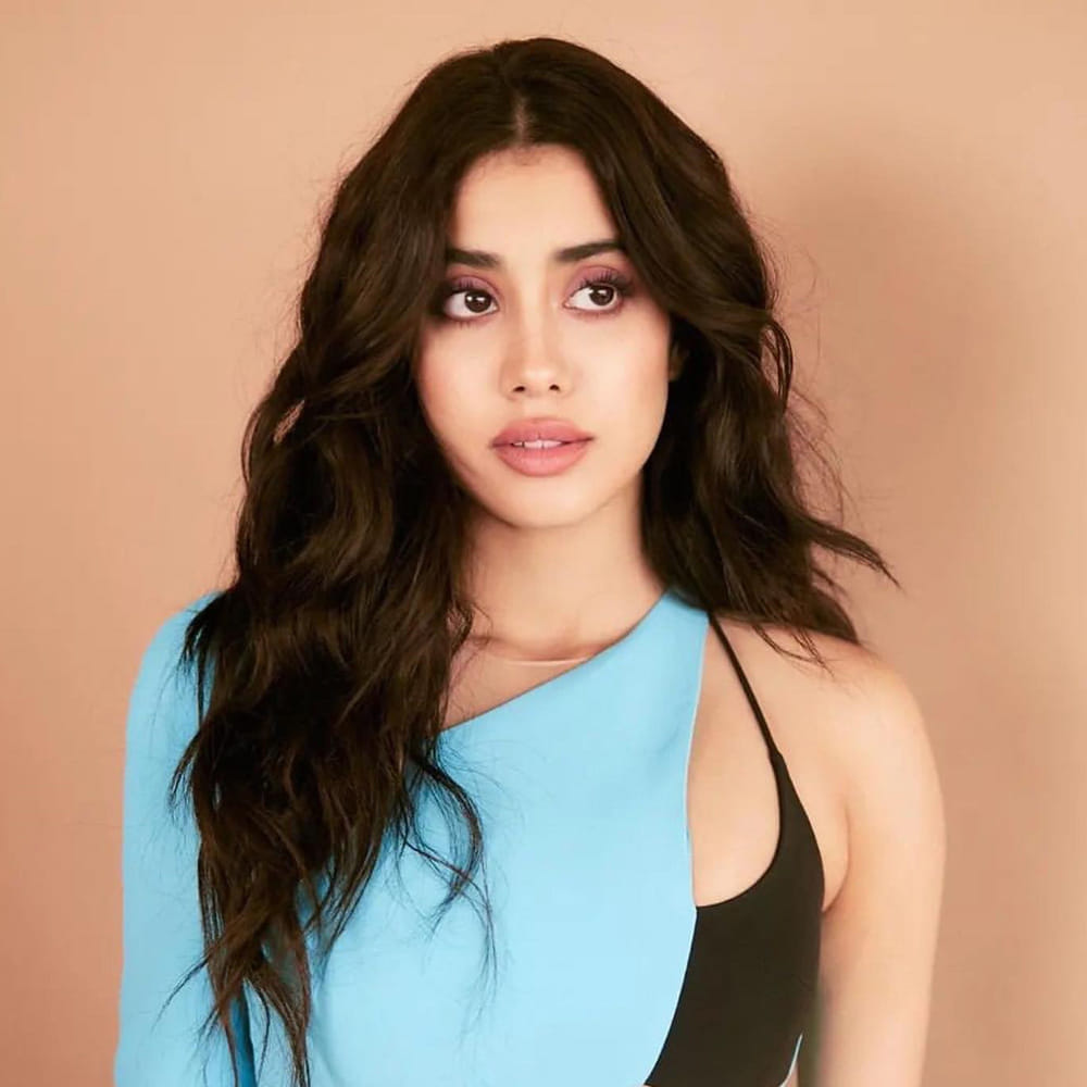 బాలీవుడ్ బ్యూటీ జాన్వీ కపూర్ గురించి ప్రత్యేకంగా చెప్పనక్కర్లేదు. అతిలోక సుందరి శ్రీదేవి కుమార్తె అయిన జాన్వీ.. 'ధడక్' సినిమాతో బాలీవుడ్‌లోకి అరంగేట్రం చేసింది. తెలుగులో ప్రస్తుతం ఎన్టీఆర్‌తో 'దేవర' చిత్రం నటిస్తోంది.