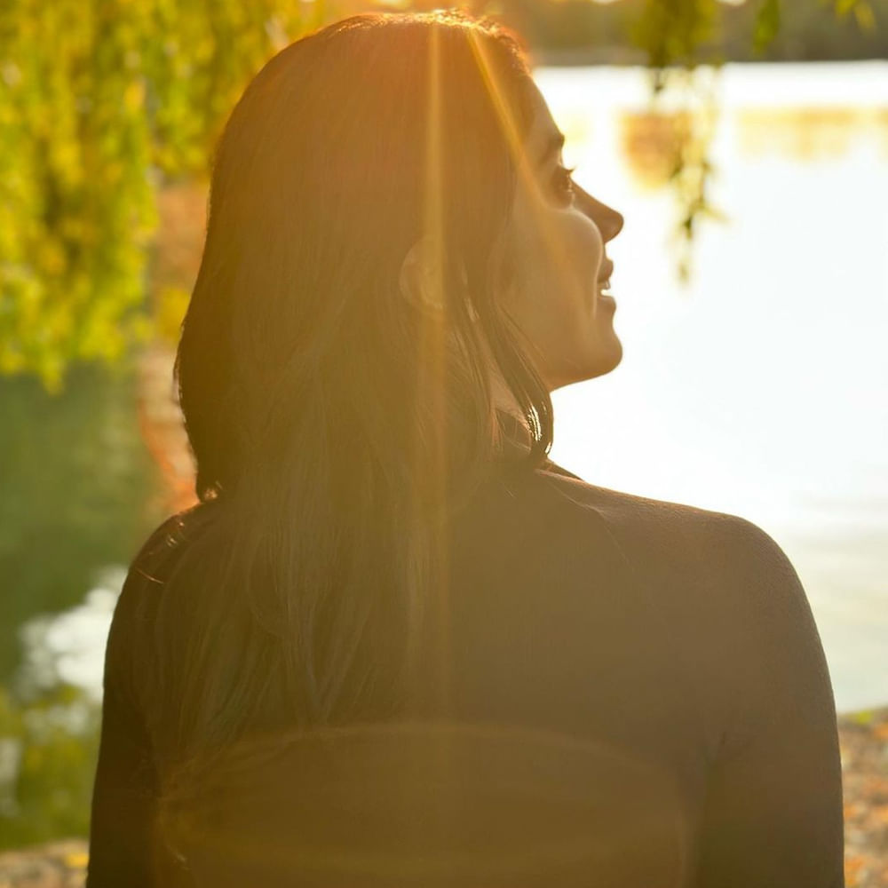 దఢక్ చిత్రంతో అందాల తార శ్రీదేవి వారసురాలిగా ఇండస్ట్రీలో అడుగు పెట్టింది జాన్వీ కపూర్. తర్వాత పలు బాలీవుడ్ చిత్రాల్లో నటించింది ఈ భామ. ఎన్టీఆర్ సరసన దేవర చిత్రంతో తెలుగు తెరకు పరిచయం కానుంది ఈ ముద్దుగుమ్మ. నిత్యం తన గ్లామరస్ అండ్ ఫ్యాషనబుల్ ఫొటోలను సామాజిక మాధ్యమాల్లో షేర్ చేస్తుంటుంది ఈ అమ్మడు. తాజాగా ఈ భామ షేర్ చేసిన ఫోటోలను చూసి ఫాన్స్ ఫిదా అవుతున్నారు.