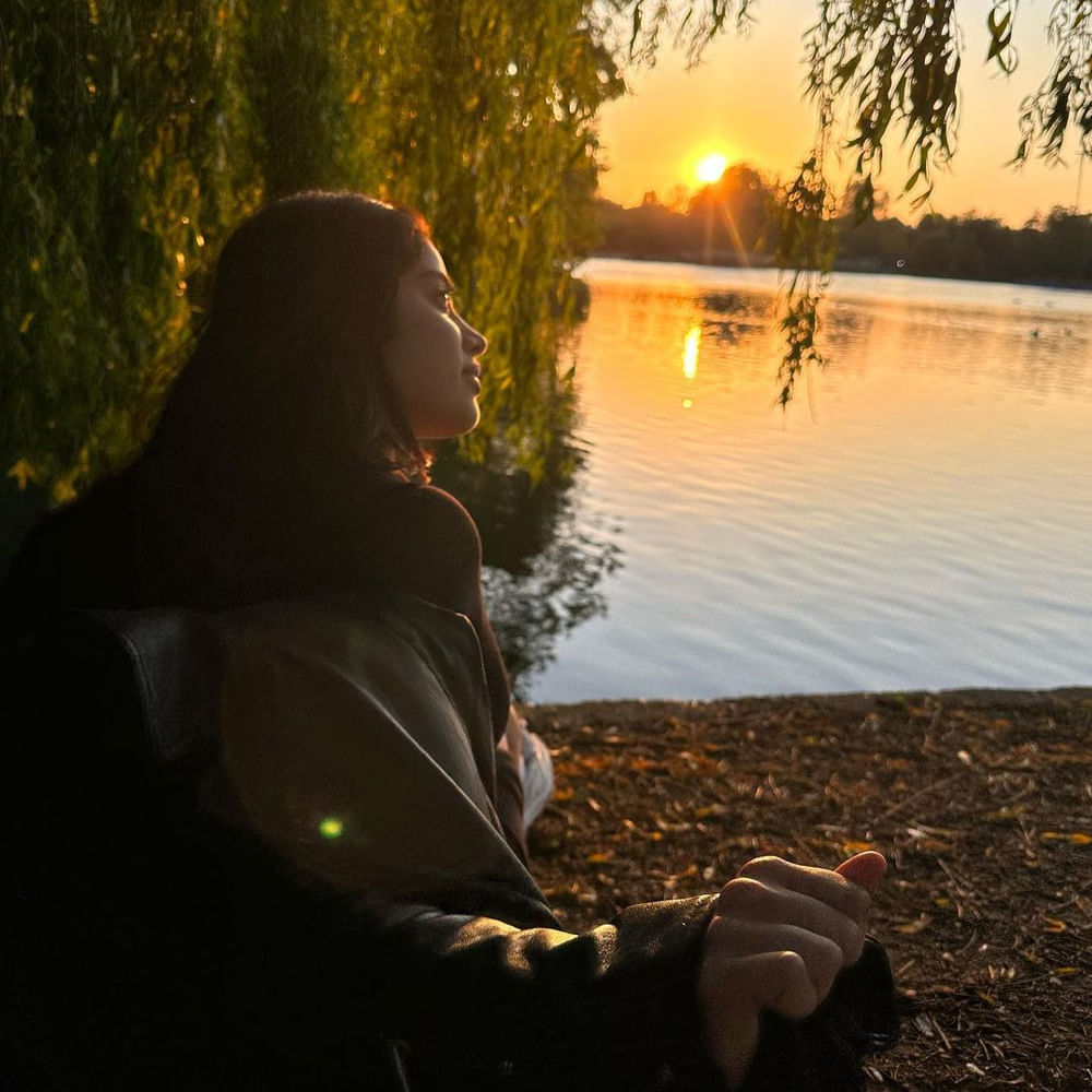 దఢక్ చిత్రంతో అందాల తార శ్రీదేవి వారసురాలిగా ఇండస్ట్రీలో అడుగు పెట్టింది జాన్వీ కపూర్. తర్వాత పలు బాలీవుడ్ చిత్రాల్లో నటించింది ఈ భామ. ఎన్టీఆర్ సరసన దేవర చిత్రంతో తెలుగు తెరకు పరిచయం కానుంది ఈ ముద్దుగుమ్మ. నిత్యం తన గ్లామరస్ అండ్ ఫ్యాషనబుల్ ఫొటోలను సామాజిక మాధ్యమాల్లో షేర్ చేస్తుంటుంది ఈ అమ్మడు. తాజాగా ఈ భామ షేర్ చేసిన ఫోటోలను చూసి ఫాన్స్ ఫిదా అవుతున్నారు.