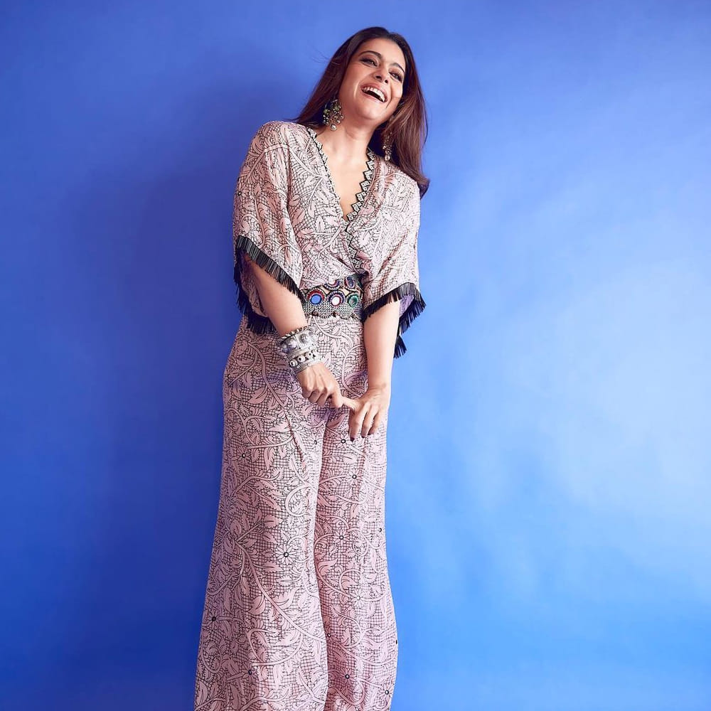 బాలీవుడ్ హీరోయిన్ కాజోల్ దేవ్‌గణ్.. ఇది పరిచయం అవసరం లేని పేరు. ఇప్పటికి , అప్పటికి తనదైన అందం , అభినయంతో ఎంతో మంది అభిమానులను సంపాదించుకుంది. ఇప్పటికి పలు షోస్ ,ప్రముఖ పాత్రలతో అలరిస్తూనే ఉంది కాజోల్.. ఇక ఈ ముద్దుగుమ్మ సోషల్ మీడియా ఫాలోయింగ్ కూడా బానే సందించుకుంది. తాజాగా ఈ అమ్మడు షేర్ చేసిన ఫొటోస్ చూస్తే వావ్ అనకుండా ఉండలేరు.