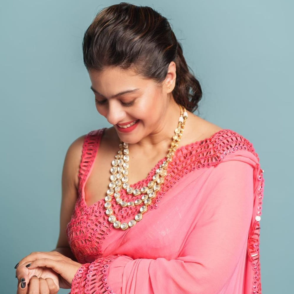 బాలీవుడ్ హీరోయిన్ కాజోల్ దేవ్‌గణ్.. ఇది పరిచయం అవసరం లేని పేరు. ఇప్పటికి , అప్పటికి తనదైన అందం , అభినయంతో ఎంతో మంది అభిమానులను సంపాదించుకుంది. ఇప్పటికి పలు షోస్ ,ప్రముఖ పాత్రలతో అలరిస్తూనే ఉంది కాజోల్.. ఇక ఈ ముద్దుగుమ్మ సోషల్ మీడియా ఫాలోయింగ్ కూడా బానే సందించుకుంది. తాజాగా ఈ అమ్మడు షేర్ చేసిన ఫొటోస్ చూస్తే వావ్ అనకుండా ఉండలేరు.