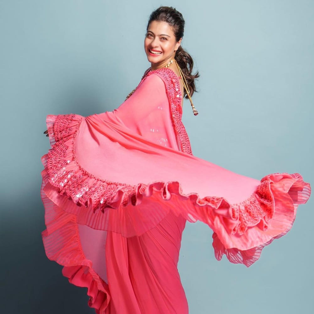 బాలీవుడ్ హీరోయిన్ కాజోల్ దేవ్‌గణ్.. ఇది పరిచయం అవసరం లేని పేరు. ఇప్పటికి , అప్పటికి తనదైన అందం , అభినయంతో ఎంతో మంది అభిమానులను సంపాదించుకుంది. ఇప్పటికి పలు షోస్ ,ప్రముఖ పాత్రలతో అలరిస్తూనే ఉంది కాజోల్.. ఇక ఈ ముద్దుగుమ్మ సోషల్ మీడియా ఫాలోయింగ్ కూడా బానే సందించుకుంది. తాజాగా ఈ అమ్మడు షేర్ చేసిన ఫొటోస్ చూస్తే వావ్ అనకుండా ఉండలేరు.