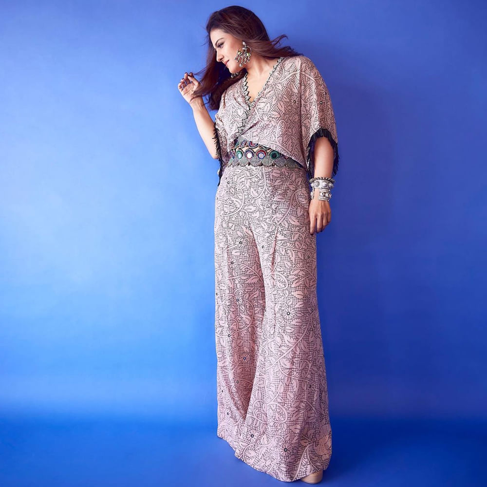 బాలీవుడ్ హీరోయిన్ కాజోల్ దేవ్‌గణ్.. ఇది పరిచయం అవసరం లేని పేరు. ఇప్పటికి , అప్పటికి తనదైన అందం , అభినయంతో ఎంతో మంది అభిమానులను సంపాదించుకుంది. ఇప్పటికి పలు షోస్ ,ప్రముఖ పాత్రలతో అలరిస్తూనే ఉంది కాజోల్.. ఇక ఈ ముద్దుగుమ్మ సోషల్ మీడియా ఫాలోయింగ్ కూడా బానే సందించుకుంది. తాజాగా ఈ అమ్మడు షేర్ చేసిన ఫొటోస్ చూస్తే వావ్ అనకుండా ఉండలేరు.