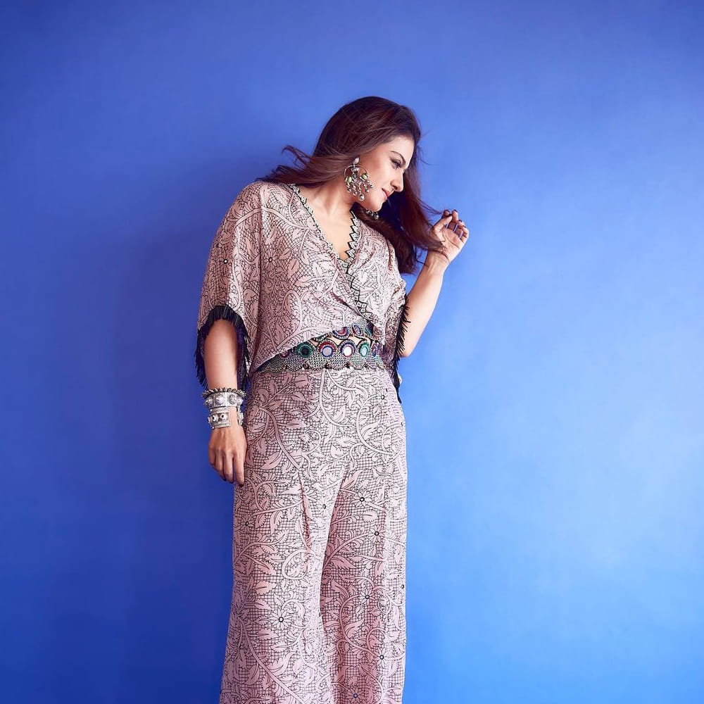 బాలీవుడ్ హీరోయిన్ కాజోల్ దేవ్‌గణ్.. ఇది పరిచయం అవసరం లేని పేరు. ఇప్పటికి , అప్పటికి తనదైన అందం , అభినయంతో ఎంతో మంది అభిమానులను సంపాదించుకుంది. ఇప్పటికి పలు షోస్ ,ప్రముఖ పాత్రలతో అలరిస్తూనే ఉంది కాజోల్.. ఇక ఈ ముద్దుగుమ్మ సోషల్ మీడియా ఫాలోయింగ్ కూడా బానే సందించుకుంది. తాజాగా ఈ అమ్మడు షేర్ చేసిన ఫొటోస్ చూస్తే వావ్ అనకుండా ఉండలేరు.