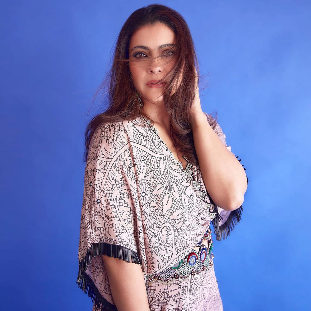 బాలీవుడ్ హీరోయిన్ కాజోల్ దేవ్‌గణ్.. ఇది పరిచయం అవసరం లేని పేరు. ఇప్పటికి , అప్పటికి తనదైన అందం , అభినయంతో ఎంతో మంది అభిమానులను సంపాదించుకుంది. ఇప్పటికి పలు షోస్ ,ప్రముఖ పాత్రలతో అలరిస్తూనే ఉంది కాజోల్.. ఇక ఈ ముద్దుగుమ్మ సోషల్ మీడియా ఫాలోయింగ్ కూడా బానే సందించుకుంది. తాజాగా ఈ అమ్మడు షేర్ చేసిన ఫొటోస్ చూస్తే వావ్ అనకుండా ఉండలేరు.