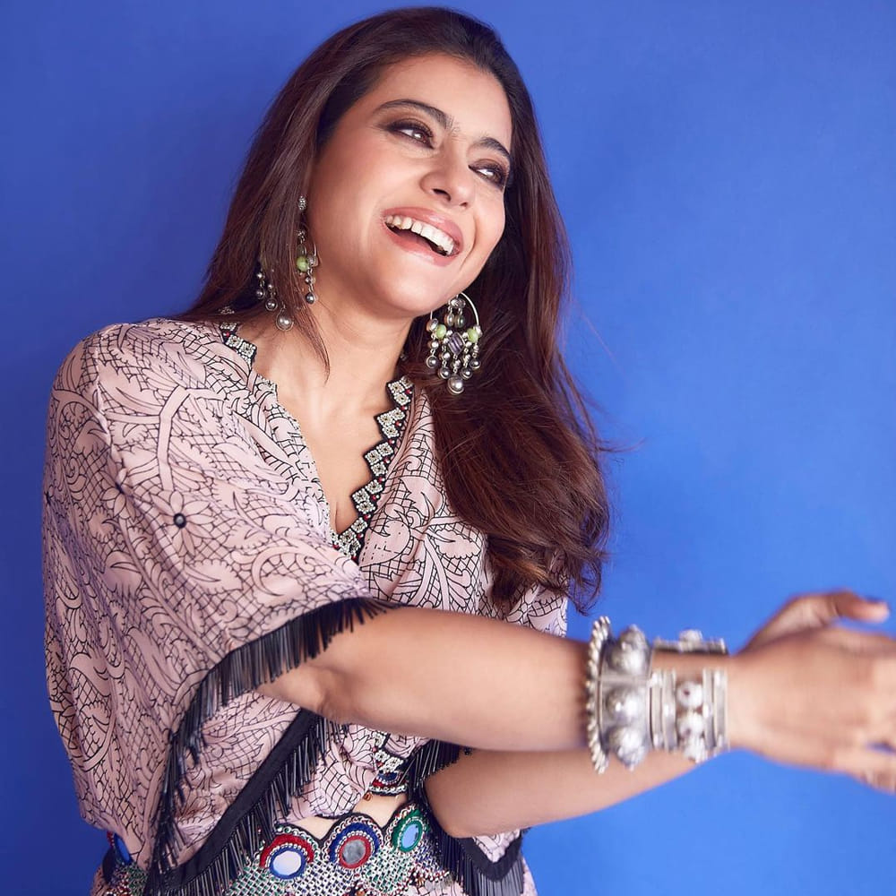 బాలీవుడ్ హీరోయిన్ కాజోల్ దేవ్‌గణ్.. ఇది పరిచయం అవసరం లేని పేరు. ఇప్పటికి , అప్పటికి తనదైన అందం , అభినయంతో ఎంతో మంది అభిమానులను సంపాదించుకుంది. ఇప్పటికి పలు షోస్ ,ప్రముఖ పాత్రలతో అలరిస్తూనే ఉంది కాజోల్.. ఇక ఈ ముద్దుగుమ్మ సోషల్ మీడియా ఫాలోయింగ్ కూడా బానే సందించుకుంది. తాజాగా ఈ అమ్మడు షేర్ చేసిన ఫొటోస్ చూస్తే వావ్ అనకుండా ఉండలేరు.