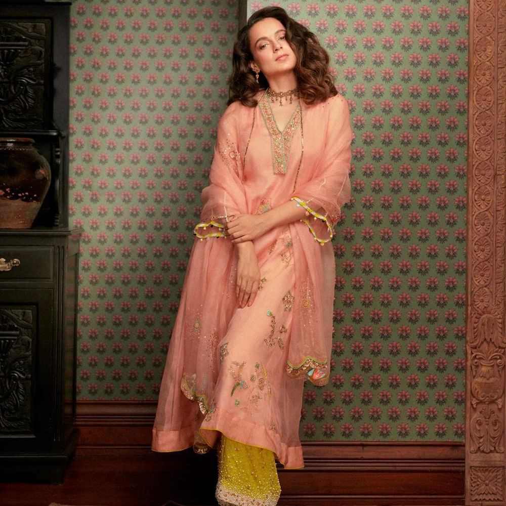 బాలీవుడ్ ఫైర్ బ్రాండ్ కంగనా రనౌత్ గురించి ప్రత్యేకంగా పరిచయం అవసరంలేదు. నిత్యం వివాదాస్పద వ్యాఖ్యలు చేస్తూ వార్తల్లో నిలుస్తుంటుంది. హిందీలో ఎన్నో హిట్ చిత్రాల్లో నటించింది. తెలుగులో ప్రభాస్ సరసన ఏక్ నిరంజన్ చిత్రంలో నటించింది ఈ భామ. అయితే ప్రస్తుతం ఎమర్జెన్సీ చిత్రంతో బిజీగా ఉంది ఈ భామ. ఇదిలా ఉంటె ఈ అమ్మడు సోషల్ మీడియాలో యాక్టీవ్ గా ఉంటూ తనదైన స్టైల్ లో తన అభిమానులను ఉతేజపరుస్తుంది.. తాజాగా ఈమె షేర్ చేసిన ఫొటోస్ వైరల్ అవుతున్నాయి.