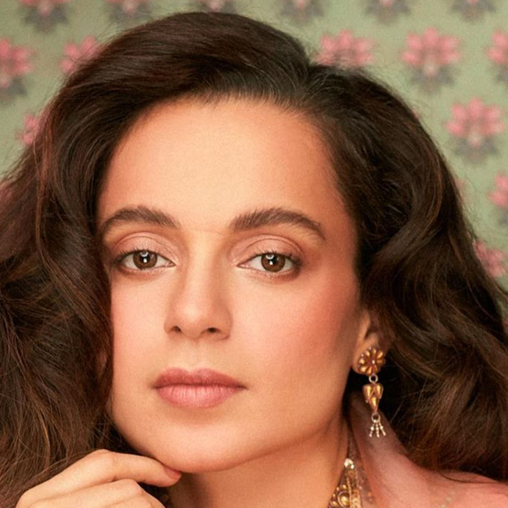 బాలీవుడ్ ఫైర్ బ్రాండ్ కంగనా రనౌత్ గురించి ప్రత్యేకంగా పరిచయం అవసరంలేదు. నిత్యం వివాదాస్పద వ్యాఖ్యలు చేస్తూ వార్తల్లో నిలుస్తుంటుంది. హిందీలో ఎన్నో హిట్ చిత్రాల్లో నటించింది. తెలుగులో ప్రభాస్ సరసన ఏక్ నిరంజన్ చిత్రంలో నటించింది ఈ భామ. అయితే ప్రస్తుతం ఎమర్జెన్సీ చిత్రంతో బిజీగా ఉంది ఈ భామ. ఇదిలా ఉంటె ఈ అమ్మడు సోషల్ మీడియాలో యాక్టీవ్ గా ఉంటూ తనదైన స్టైల్ లో తన అభిమానులను ఉతేజపరుస్తుంది.. తాజాగా ఈమె షేర్ చేసిన ఫొటోస్ వైరల్ అవుతున్నాయి.