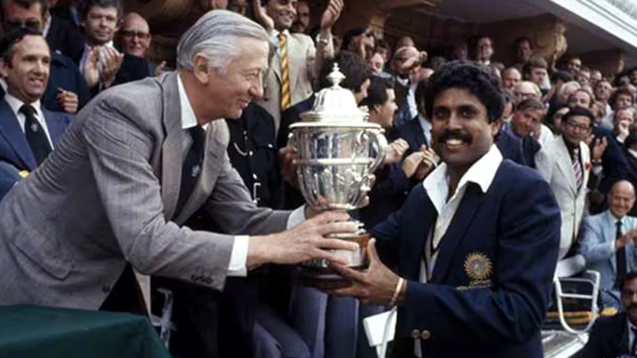 Kapil Dev: Everyone knows about Kapil Dev who made India the first world champion.  The former cricketer is an all-rounder but primarily a fast bowler.  Under the leadership of Kapil, India played a total of 106 matches (Test, ODI).  Out of them, India won 43 and lost 40 matches.  Another 23 matches ended in draws. 