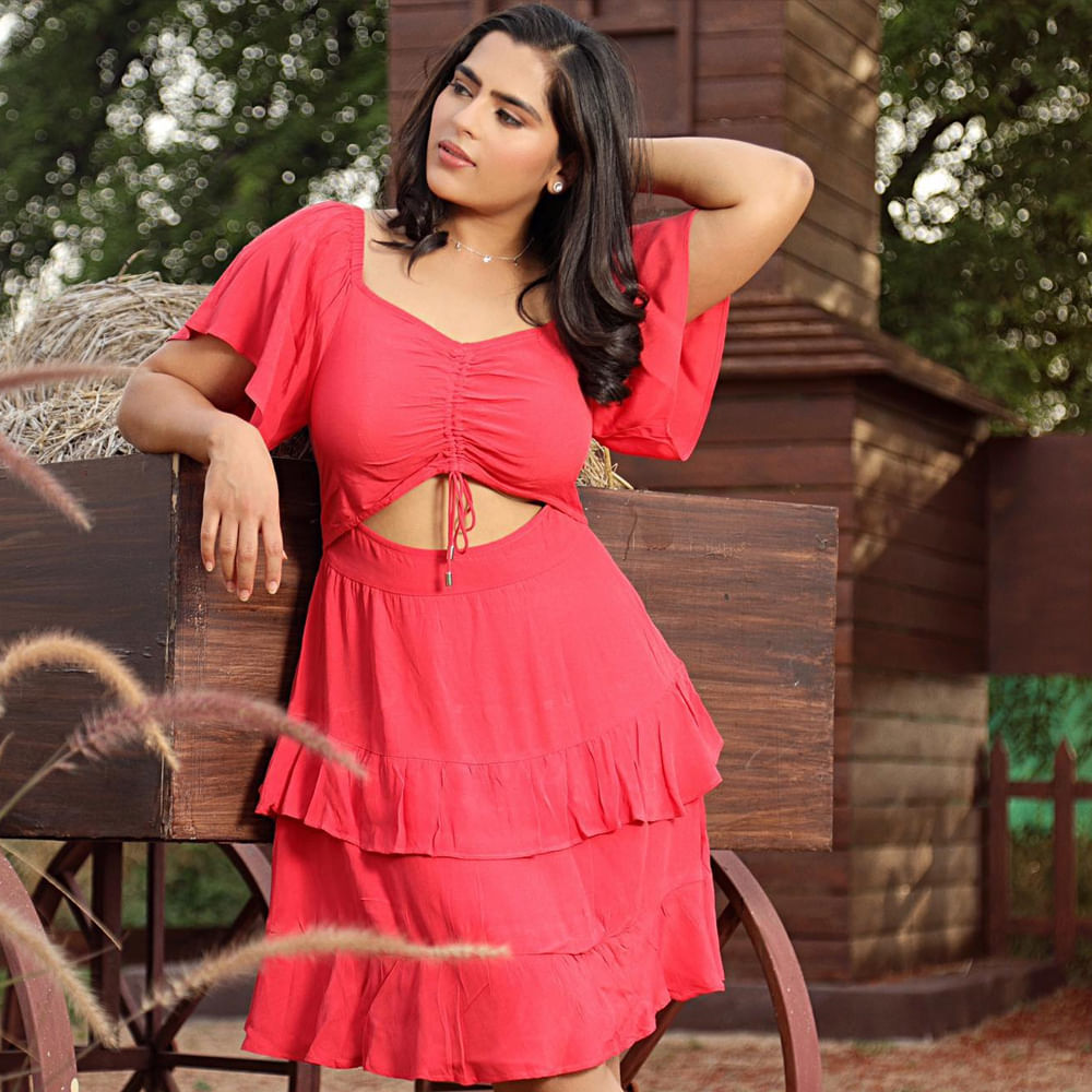 చైల్డ్‌ ఆర్టిస్ట్‌గా సినిమాల్లోకి వచ్చింది హీరోయిన్‌ కావ్య కల్యాణ్‌. గంగోత్రి, ఠాగూర్‌, బన్నీ వంటి హిట్టు సినిమాల్లో చైల్డ్‌ ఆర్టిస్ట్‌గా చేసింది కావ్య నటించారు. ‘ఉస్తాద్‌’ సినిమాతో హీరోయిన్‌గా మారి మసూద, బలగం వంటి బ్లాక్‌ బాస్టర్‌ సినిమాల్లో మెయిన్  రోల్స్‌ చేశారు. కాగా బలగం సినిమాతో కావ్యకు మంచి గుర్తింపు సంపాదించుకుంది ఈ ముద్దుగుమ్. 