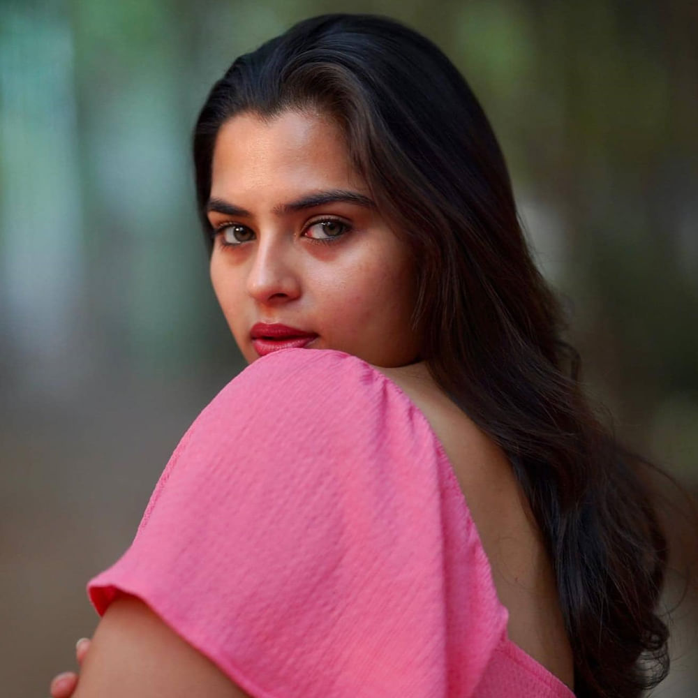 చైల్డ్‌ ఆర్టిస్ట్‌గా సినిమాల్లోకి వచ్చింది హీరోయిన్‌ కావ్య కల్యాణ్‌. గంగోత్రి, ఠాగూర్‌, బన్నీ వంటి హిట్టు సినిమాల్లో చైల్డ్‌ ఆర్టిస్ట్‌గా చేసింది కావ్య నటించారు. ‘ఉస్తాద్‌’ సినిమాతో హీరోయిన్‌గా మారి మసూద, బలగం వంటి బ్లాక్‌ బాస్టర్‌ సినిమాల్లో మెయిన్  రోల్స్‌ చేశారు. కాగా బలగం సినిమాతో కావ్యకు మంచి గుర్తింపు సంపాదించుకుంది ఈ ముద్దుగుమ్. 