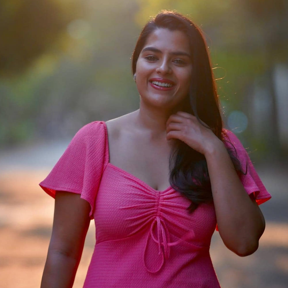 చైల్డ్‌ ఆర్టిస్ట్‌గా సినిమాల్లోకి వచ్చింది హీరోయిన్‌ కావ్య కల్యాణ్‌. గంగోత్రి, ఠాగూర్‌, బన్నీ వంటి హిట్టు సినిమాల్లో చైల్డ్‌ ఆర్టిస్ట్‌గా చేసింది కావ్య నటించారు. ‘ఉస్తాద్‌’ సినిమాతో హీరోయిన్‌గా మారి మసూద, బలగం వంటి బ్లాక్‌ బాస్టర్‌ సినిమాల్లో మెయిన్  రోల్స్‌ చేశారు. కాగా బలగం సినిమాతో కావ్యకు మంచి గుర్తింపు సంపాదించుకుంది ఈ ముద్దుగుమ్. 