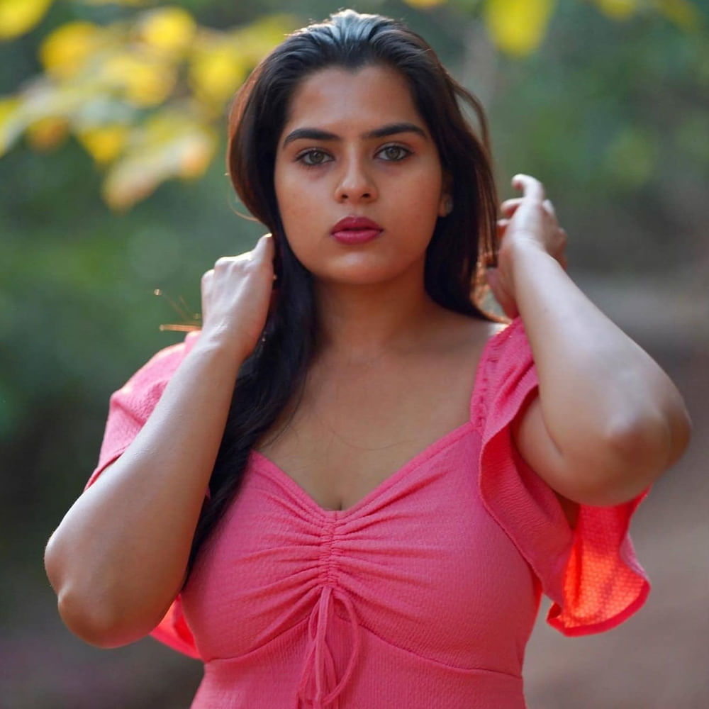 చైల్డ్‌ ఆర్టిస్ట్‌గా సినిమాల్లోకి వచ్చింది హీరోయిన్‌ కావ్య కల్యాణ్‌. గంగోత్రి, ఠాగూర్‌, బన్నీ వంటి హిట్టు సినిమాల్లో చైల్డ్‌ ఆర్టిస్ట్‌గా చేసింది కావ్య నటించారు. ‘ఉస్తాద్‌’ సినిమాతో హీరోయిన్‌గా మారి మసూద, బలగం వంటి బ్లాక్‌ బాస్టర్‌ సినిమాల్లో మెయిన్  రోల్స్‌ చేశారు. కాగా బలగం సినిమాతో కావ్యకు మంచి గుర్తింపు సంపాదించుకుంది ఈ ముద్దుగుమ్. 