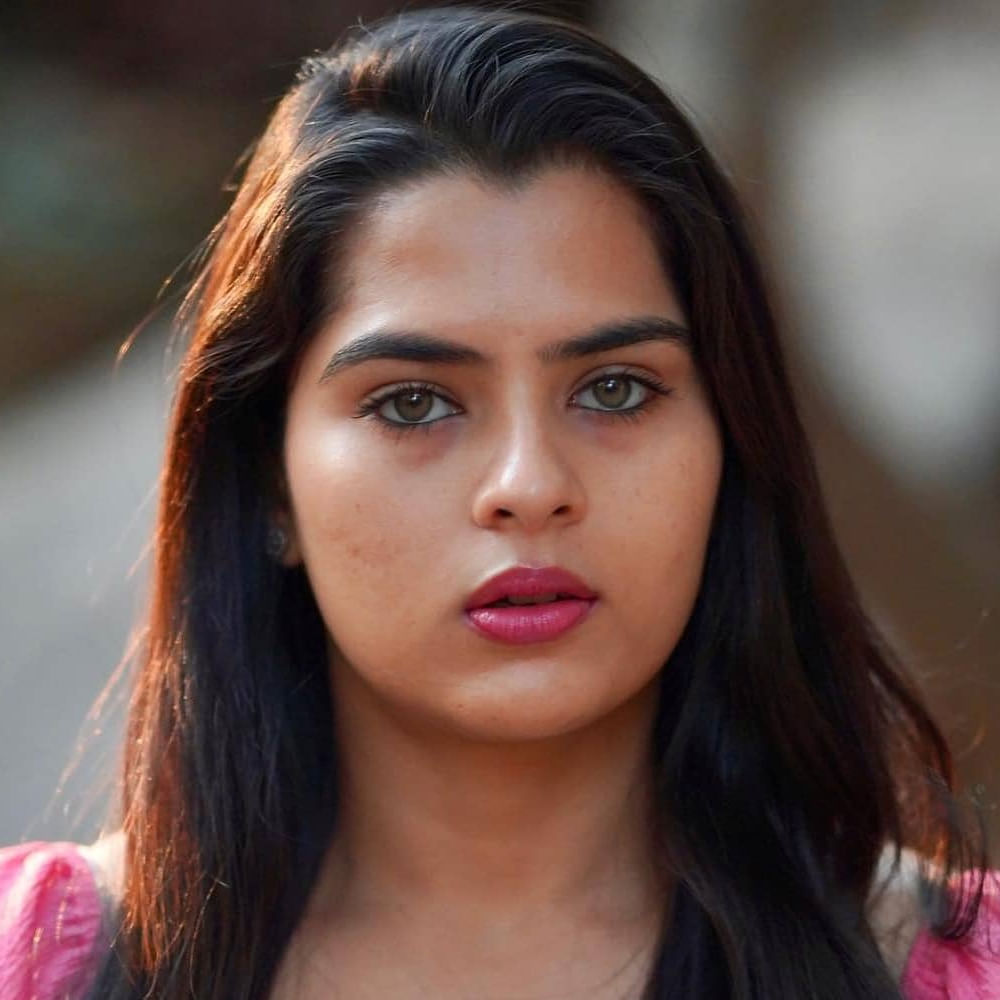 చైల్డ్‌ ఆర్టిస్ట్‌గా సినిమాల్లోకి వచ్చింది హీరోయిన్‌ కావ్య కల్యాణ్‌. గంగోత్రి, ఠాగూర్‌, బన్నీ వంటి హిట్టు సినిమాల్లో చైల్డ్‌ ఆర్టిస్ట్‌గా చేసింది కావ్య నటించారు. ‘ఉస్తాద్‌’ సినిమాతో హీరోయిన్‌గా మారి మసూద, బలగం వంటి బ్లాక్‌ బాస్టర్‌ సినిమాల్లో మెయిన్  రోల్స్‌ చేశారు. కాగా బలగం సినిమాతో కావ్యకు మంచి గుర్తింపు సంపాదించుకుంది ఈ ముద్దుగుమ్. 