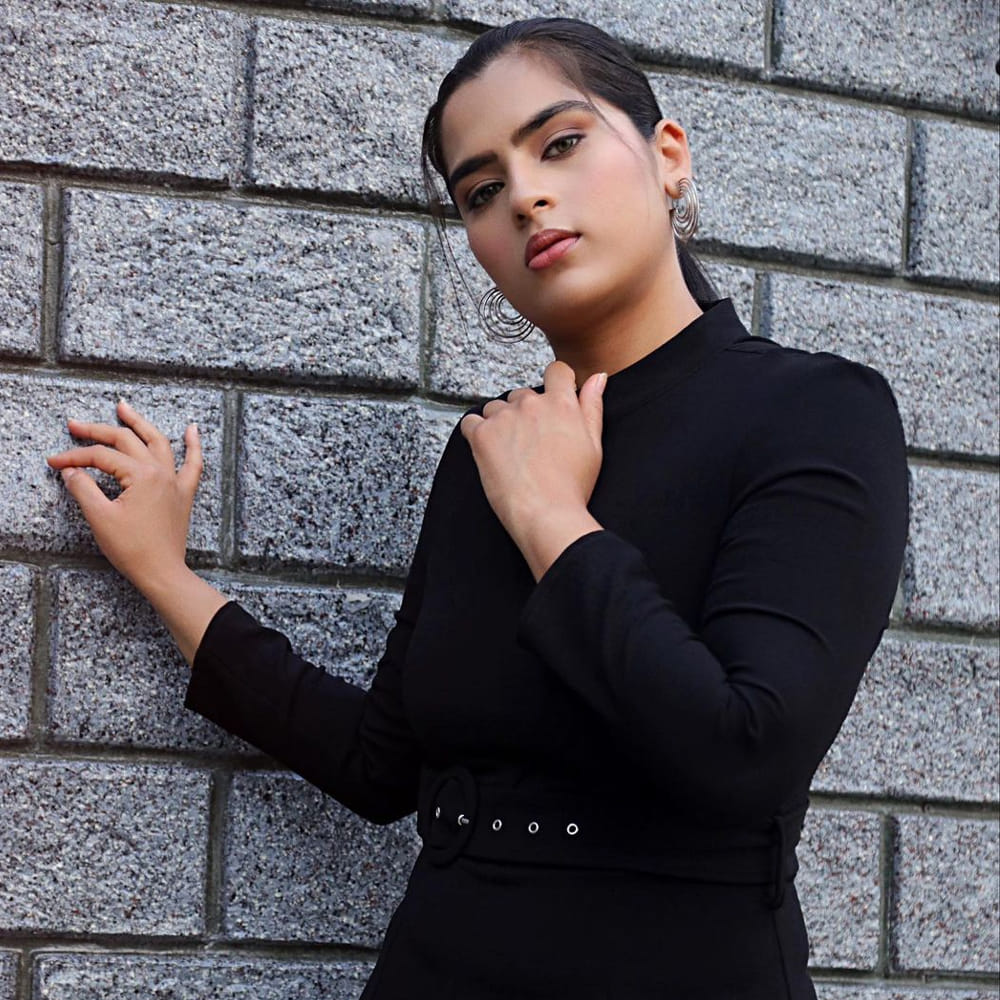 గంగోత్రి, ఠాగూర్‌, బన్నీ వంటి చిత్రాల్లో చైల్డ్‌ ఆర్టిస్ట్‌గా నటించింది కావ్య కళ్యాణ్ రామ్. మసూద చిత్రంతో హీరోయిన్‌గా  మారింది ఈ బ్యూటీ. తర్వాత బలగం చిత్రంలో నటించి మంచి  గుర్తింపు తెచ్చుకుంది ఈ ముద్దుగుమ్మ. ఇటీవల ‘ఉస్తాద్‌’ చిత్రంలో నటించింది ఈ వయ్యారి. తాజా ఈ అమ్మడు షేర్ చేసిన ఫోటోలకు కుర్రాళ్ళు తెగ లైక్స్ కొడుతున్నారు.