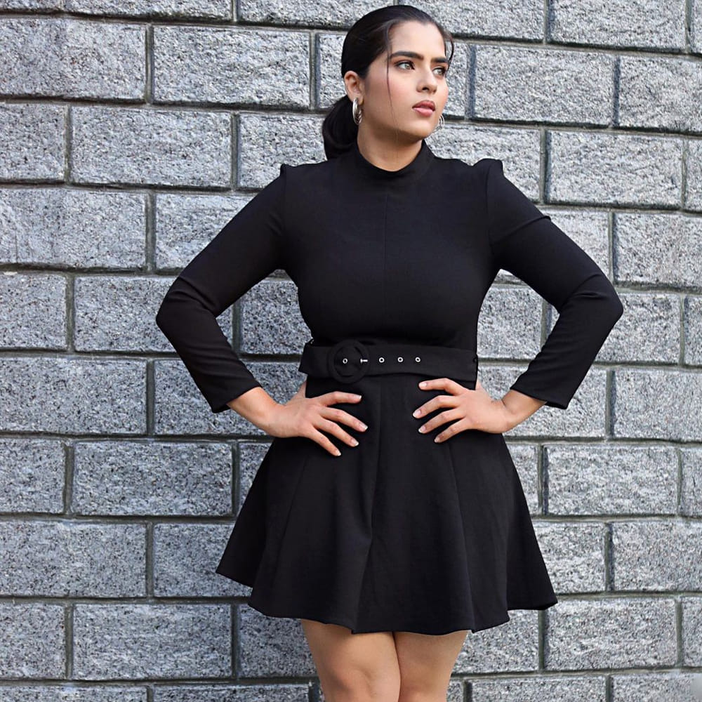 గంగోత్రి, ఠాగూర్‌, బన్నీ వంటి చిత్రాల్లో చైల్డ్‌ ఆర్టిస్ట్‌గా నటించింది కావ్య కళ్యాణ్ రామ్. మసూద చిత్రంతో హీరోయిన్‌గా  మారింది ఈ బ్యూటీ. తర్వాత బలగం చిత్రంలో నటించి మంచి  గుర్తింపు తెచ్చుకుంది ఈ ముద్దుగుమ్మ. ఇటీవల ‘ఉస్తాద్‌’ చిత్రంలో నటించింది ఈ వయ్యారి. తాజా ఈ అమ్మడు షేర్ చేసిన ఫోటోలకు కుర్రాళ్ళు తెగ లైక్స్ కొడుతున్నారు.