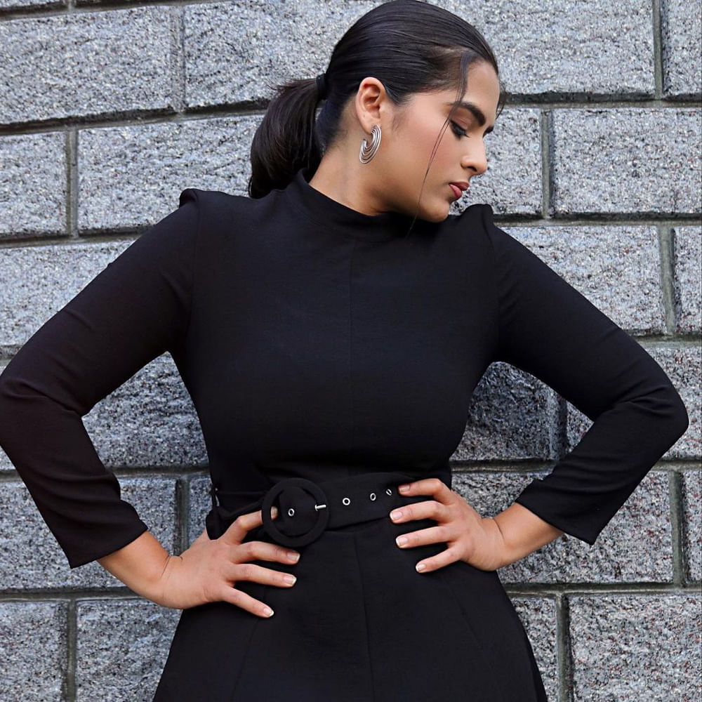 గంగోత్రి, ఠాగూర్‌, బన్నీ వంటి చిత్రాల్లో చైల్డ్‌ ఆర్టిస్ట్‌గా నటించింది కావ్య కళ్యాణ్ రామ్. మసూద చిత్రంతో హీరోయిన్‌గా  మారింది ఈ బ్యూటీ. తర్వాత బలగం చిత్రంలో నటించి మంచి  గుర్తింపు తెచ్చుకుంది ఈ ముద్దుగుమ్మ. ఇటీవల ‘ఉస్తాద్‌’ చిత్రంలో నటించింది ఈ వయ్యారి. తాజా ఈ అమ్మడు షేర్ చేసిన ఫోటోలకు కుర్రాళ్ళు తెగ లైక్స్ కొడుతున్నారు.