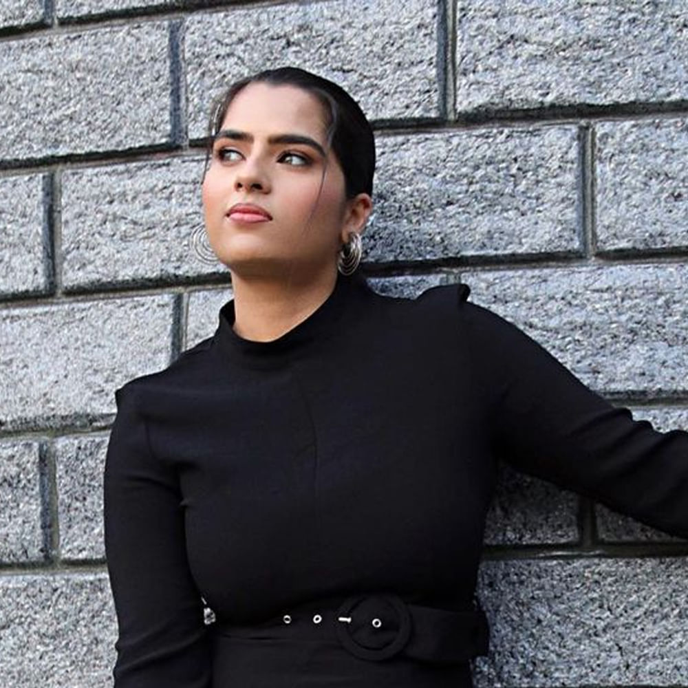 గంగోత్రి, ఠాగూర్‌, బన్నీ వంటి చిత్రాల్లో చైల్డ్‌ ఆర్టిస్ట్‌గా నటించింది కావ్య కళ్యాణ్ రామ్. మసూద చిత్రంతో హీరోయిన్‌గా  మారింది ఈ బ్యూటీ. తర్వాత బలగం చిత్రంలో నటించి మంచి  గుర్తింపు తెచ్చుకుంది ఈ ముద్దుగుమ్మ. ఇటీవల ‘ఉస్తాద్‌’ చిత్రంలో నటించింది ఈ వయ్యారి. తాజా ఈ అమ్మడు షేర్ చేసిన ఫోటోలకు కుర్రాళ్ళు తెగ లైక్స్ కొడుతున్నారు.