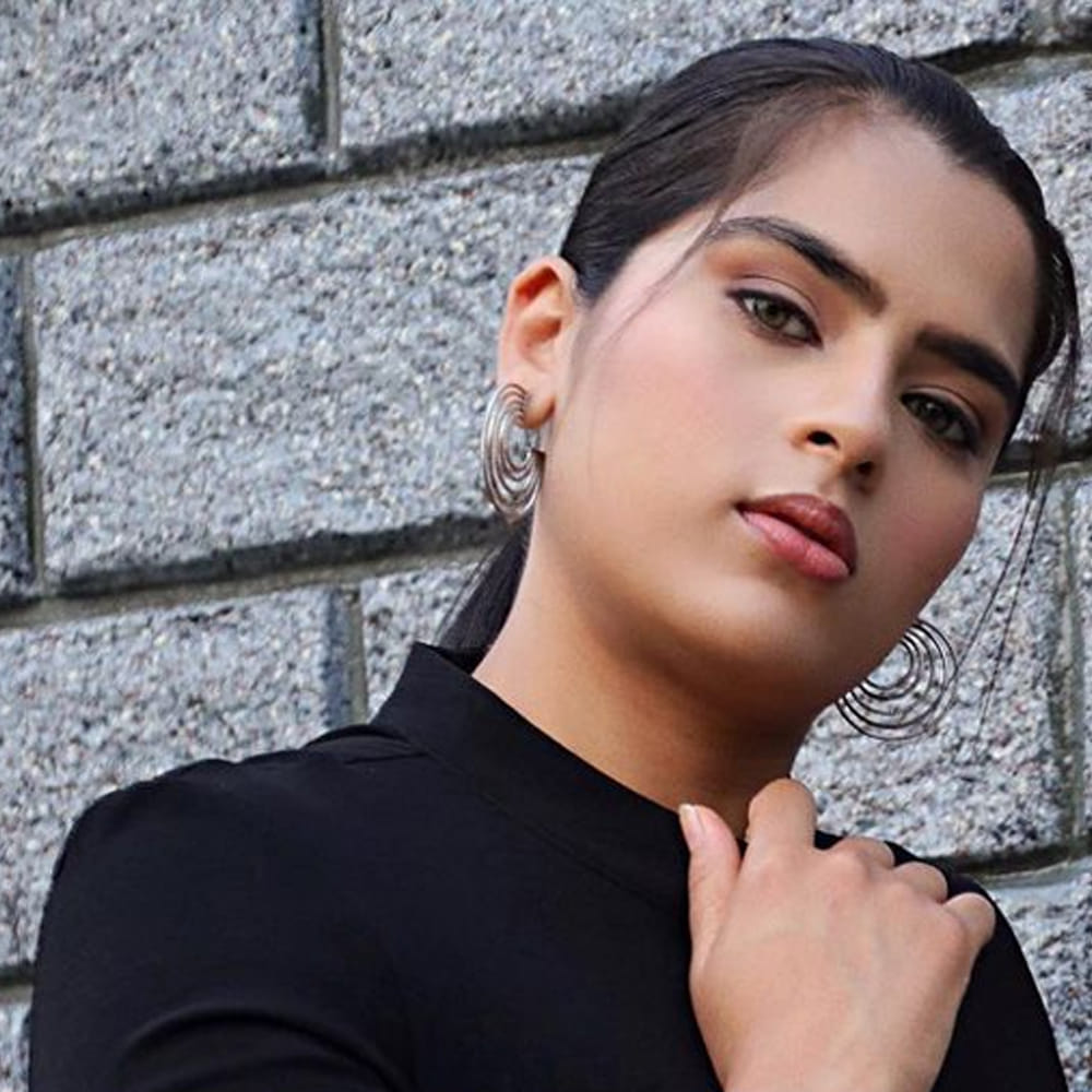 గంగోత్రి, ఠాగూర్‌, బన్నీ వంటి చిత్రాల్లో చైల్డ్‌ ఆర్టిస్ట్‌గా నటించింది కావ్య కళ్యాణ్ రామ్. మసూద చిత్రంతో హీరోయిన్‌గా  మారింది ఈ బ్యూటీ. తర్వాత బలగం చిత్రంలో నటించి మంచి  గుర్తింపు తెచ్చుకుంది ఈ ముద్దుగుమ్మ. ఇటీవల ‘ఉస్తాద్‌’ చిత్రంలో నటించింది ఈ వయ్యారి. తాజా ఈ అమ్మడు షేర్ చేసిన ఫోటోలకు కుర్రాళ్ళు తెగ లైక్స్ కొడుతున్నారు.