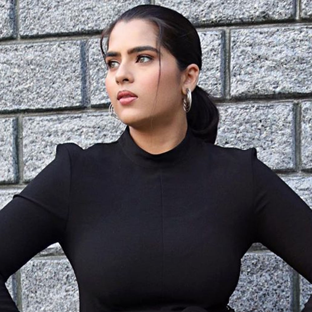 గంగోత్రి, ఠాగూర్‌, బన్నీ వంటి చిత్రాల్లో చైల్డ్‌ ఆర్టిస్ట్‌గా నటించింది కావ్య కళ్యాణ్ రామ్. మసూద చిత్రంతో హీరోయిన్‌గా  మారింది ఈ బ్యూటీ. తర్వాత బలగం చిత్రంలో నటించి మంచి  గుర్తింపు తెచ్చుకుంది ఈ ముద్దుగుమ్మ. ఇటీవల ‘ఉస్తాద్‌’ చిత్రంలో నటించింది ఈ వయ్యారి. తాజా ఈ అమ్మడు షేర్ చేసిన ఫోటోలకు కుర్రాళ్ళు తెగ లైక్స్ కొడుతున్నారు.