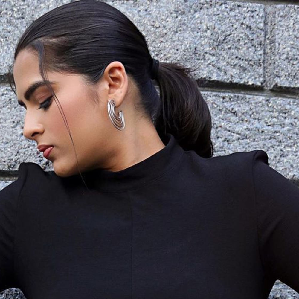 గంగోత్రి, ఠాగూర్‌, బన్నీ వంటి చిత్రాల్లో చైల్డ్‌ ఆర్టిస్ట్‌గా నటించింది కావ్య కళ్యాణ్ రామ్. మసూద చిత్రంతో హీరోయిన్‌గా  మారింది ఈ బ్యూటీ. తర్వాత బలగం చిత్రంలో నటించి మంచి  గుర్తింపు తెచ్చుకుంది ఈ ముద్దుగుమ్మ. ఇటీవల ‘ఉస్తాద్‌’ చిత్రంలో నటించింది ఈ వయ్యారి. తాజా ఈ అమ్మడు షేర్ చేసిన ఫోటోలకు కుర్రాళ్ళు తెగ లైక్స్ కొడుతున్నారు.