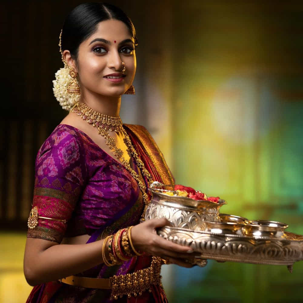 ఎప్పుడూ సోషల్ మీడియాలో యాక్టివ్ గా ఉండే ఖుషీ.. తాజాగా పుత్తడి బొమ్మగా ముస్తాబైన ఫోటోస్ షేర్ చేసింది. ఆ ఫోటోస్ నెట్టింట వైరలవుతున్నాయి.