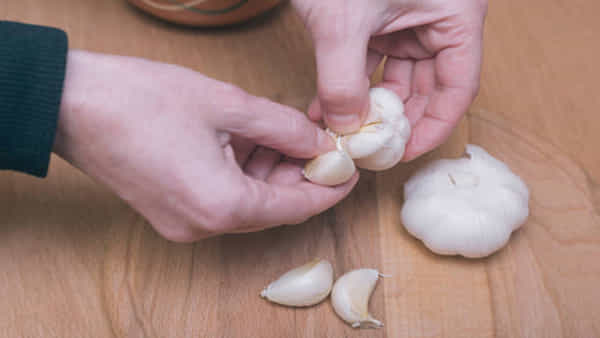 Kitchen Hacks : వెల్లుల్లి పొట్టు తీసేందుకు కష్టపడుతున్నారా? ఈ టిప్స్తో క్షణాల్లో తీయోచ్చు...