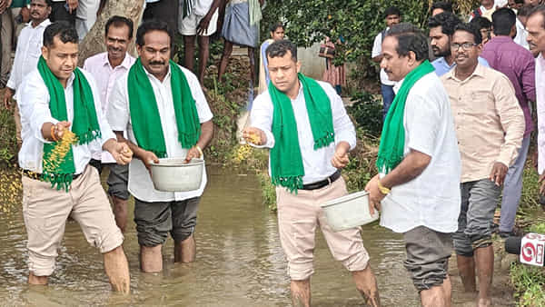Andhra Pradesh: వ్యవసాయ క్షేత్రంలో సందడి చేసిన మంత్రి, కలెక్టర్.. స్వయంగా వరి విత్తనాలు వెదజల్లుతూ..