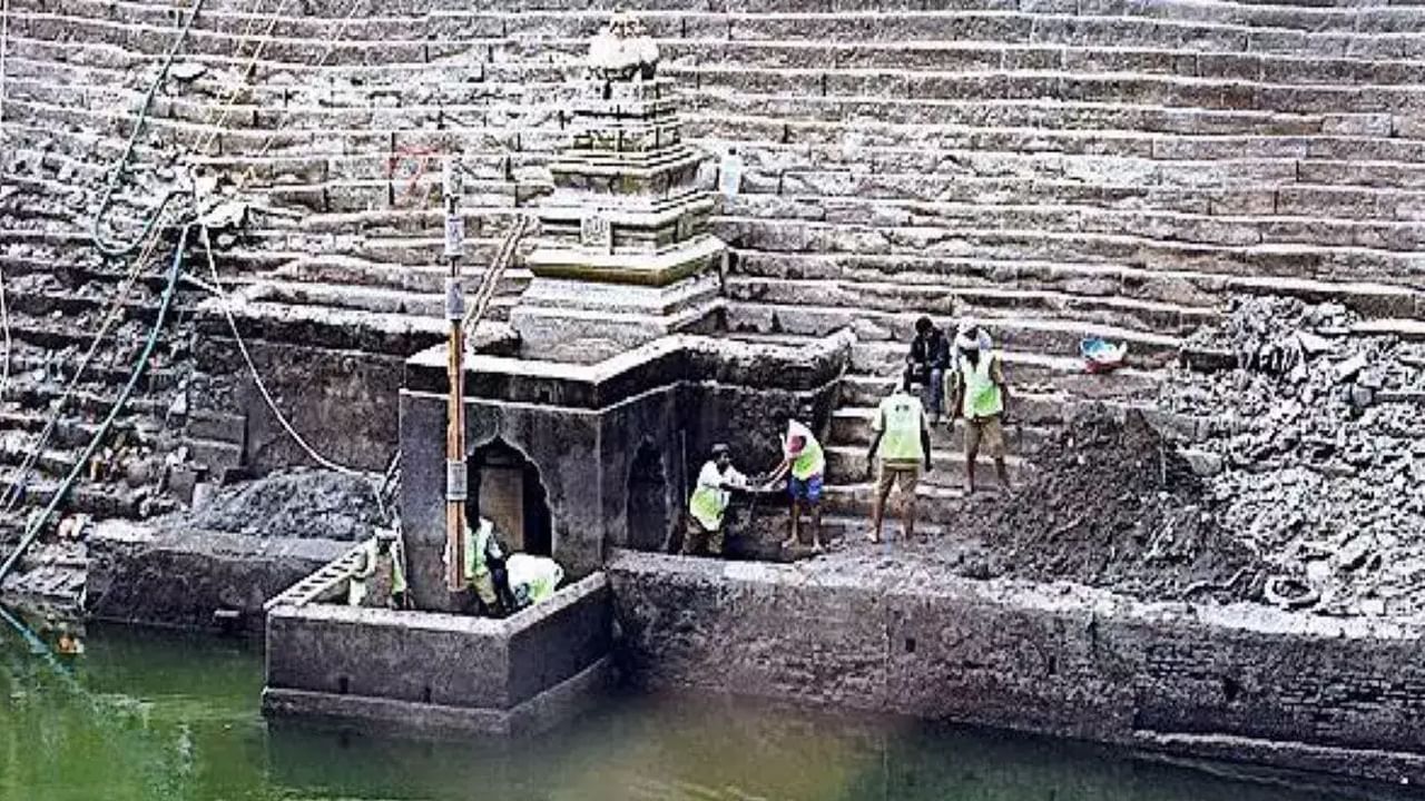 Mangalagiri: మంగళగిరి లక్ష్మీనరసింహ స్వామి ఆలయ కోనేరులో అద్భుతం.. బయటపడుతున్న అనేక నిర్మాణాలు..