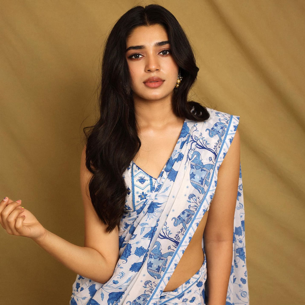 ఉప్పెన సినిమాతో కుర్రకారు కలల రాకుమారిగా మారిపోయింది అందాల తార కృతిశెట్టి. తర్వాత నటించిన శ్యామ్ సింగ రాయ్, బంగార్రాజు చిత్రాలు కూడా భారీ అందుకున్నాయి. తాజాగా కస్టడీ చిత్రంతో ప్రేక్షకుల ముంది వచ్చింది ఈ ముద్దుగుమ్మ. ఈ అమ్మడి గురించి స్పెషల్ గా చెప్పాల్సిన అవసరం లేదు. ఎప్పుడు సోషల్ మీడియాలో యాక్టీవ్ గా ఈ బ్యూటీ షేర్ చేసిన తాజా ఫొటోస్ కు కుర్రకారును ఉక్కిరిబిక్కిరి అయిపోతున్నారు అనుకోండి.