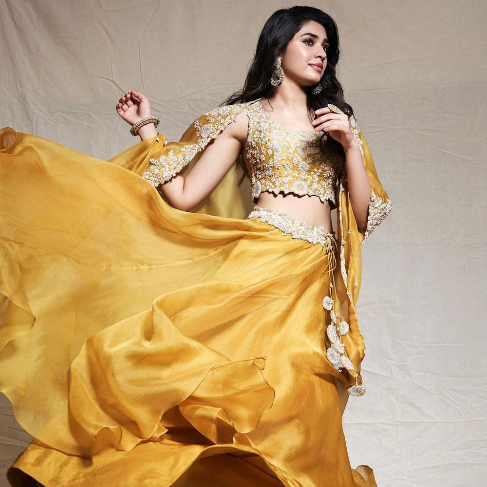 ఉప్పెన సినిమాతో కుర్రకారు కలల రాకుమారిగా మారిపోయింది అందాల తార కృతిశెట్టి. తర్వాత నటించిన శ్యామ్ సింగ రాయ్, బంగార్రాజు చిత్రాలు కూడా భారీ అందుకున్నాయి. తాజాగా కస్టడీ చిత్రంతో ప్రేక్షకుల ముంది వచ్చింది ఈ ముద్దుగుమ్మ. ఈ అమ్మడి గురించి స్పెషల్ గా చెప్పాల్సిన అవసరం లేదు. ఎప్పుడు సోషల్ మీడియాలో యాక్టీవ్ గా ఈ బ్యూటీ షేర్ చేసిన తాజా ఫొటోస్ కు కుర్రకారును ఉక్కిరిబిక్కిరి అయిపోతున్నారు అనుకోండి.