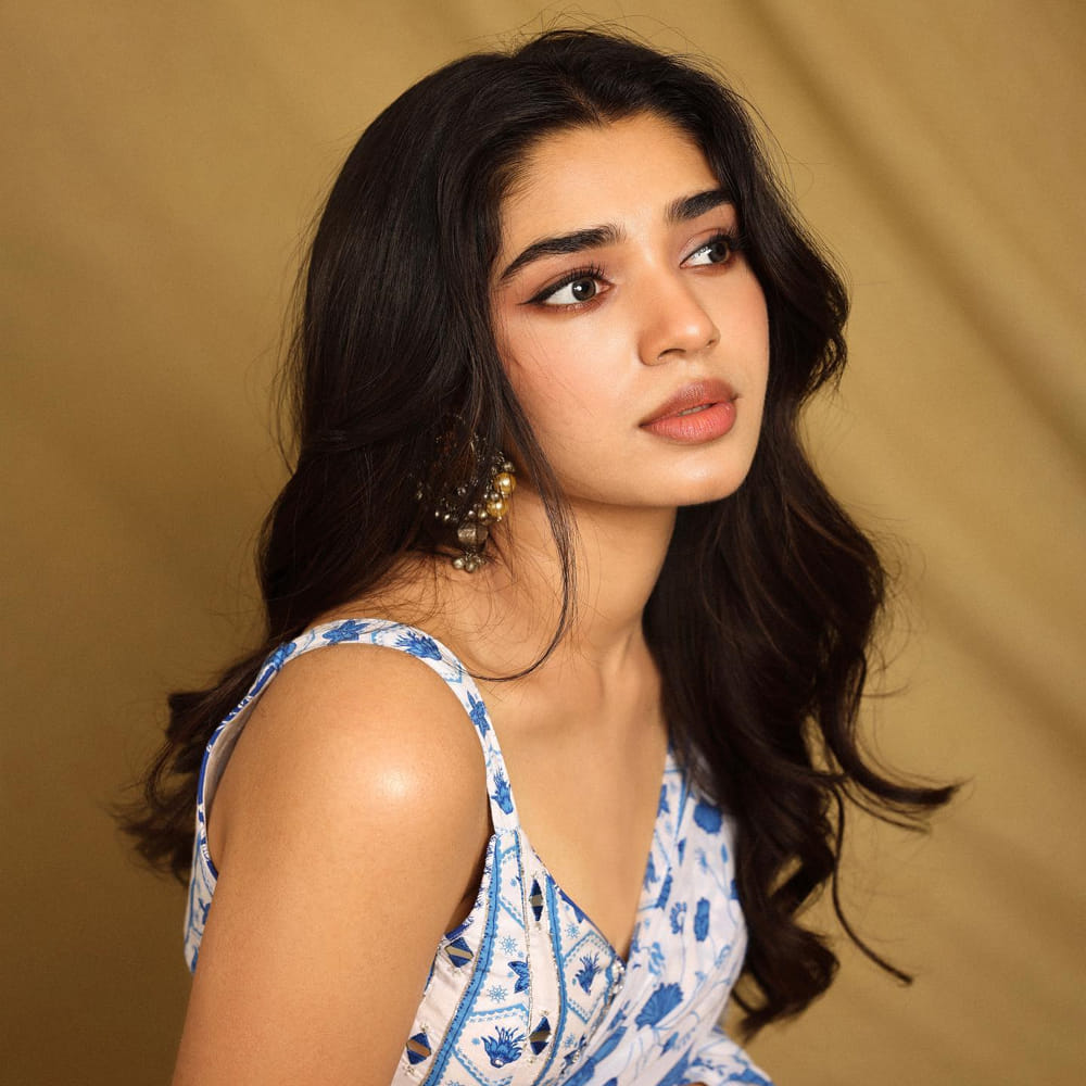 ఉప్పెన సినిమాతో కుర్రకారు కలల రాకుమారిగా మారిపోయింది అందాల తార కృతిశెట్టి. తర్వాత నటించిన శ్యామ్ సింగ రాయ్, బంగార్రాజు చిత్రాలు కూడా భారీ అందుకున్నాయి. తాజాగా కస్టడీ చిత్రంతో ప్రేక్షకుల ముంది వచ్చింది ఈ ముద్దుగుమ్మ. ఈ అమ్మడి గురించి స్పెషల్ గా చెప్పాల్సిన అవసరం లేదు. ఎప్పుడు సోషల్ మీడియాలో యాక్టీవ్ గా ఈ బ్యూటీ షేర్ చేసిన తాజా ఫొటోస్ కు కుర్రకారును ఉక్కిరిబిక్కిరి అయిపోతున్నారు అనుకోండి.