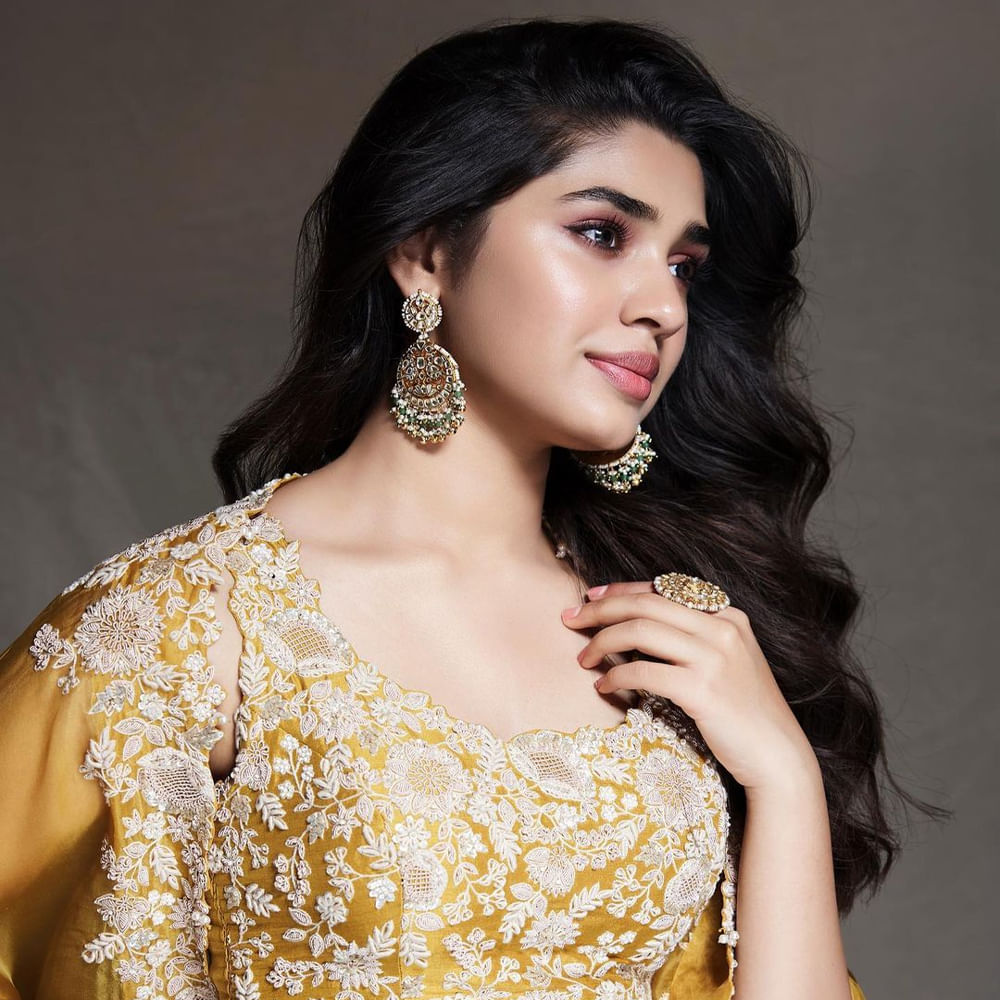 ఉప్పెన సినిమాతో కుర్రకారు కలల రాకుమారిగా మారిపోయింది అందాల తార కృతిశెట్టి. తర్వాత నటించిన శ్యామ్ సింగ రాయ్, బంగార్రాజు చిత్రాలు కూడా భారీ అందుకున్నాయి. తాజాగా కస్టడీ చిత్రంతో ప్రేక్షకుల ముంది వచ్చింది ఈ ముద్దుగుమ్మ. ఈ అమ్మడి గురించి స్పెషల్ గా చెప్పాల్సిన అవసరం లేదు. ఎప్పుడు సోషల్ మీడియాలో యాక్టీవ్ గా ఈ బ్యూటీ షేర్ చేసిన తాజా ఫొటోస్ కు కుర్రకారును ఉక్కిరిబిక్కిరి అయిపోతున్నారు అనుకోండి.