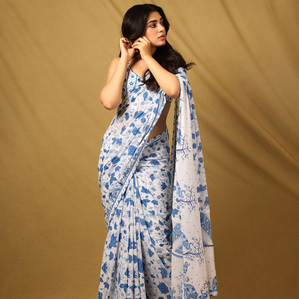 ఉప్పెన సినిమాతో కుర్రకారు కలల రాకుమారిగా మారిపోయింది అందాల తార కృతిశెట్టి. తర్వాత నటించిన శ్యామ్ సింగ రాయ్, బంగార్రాజు చిత్రాలు కూడా భారీ అందుకున్నాయి. తాజాగా కస్టడీ చిత్రంతో ప్రేక్షకుల ముంది వచ్చింది ఈ ముద్దుగుమ్మ. ఈ అమ్మడి గురించి స్పెషల్ గా చెప్పాల్సిన అవసరం లేదు. ఎప్పుడు సోషల్ మీడియాలో యాక్టీవ్ గా ఈ బ్యూటీ షేర్ చేసిన తాజా ఫొటోస్ కు కుర్రకారును ఉక్కిరిబిక్కిరి అయిపోతున్నారు అనుకోండి.