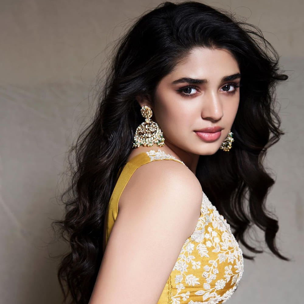 ఉప్పెన సినిమాతో కుర్రకారు కలల రాకుమారిగా మారిపోయింది అందాల తార కృతిశెట్టి. తర్వాత నటించిన శ్యామ్ సింగ రాయ్, బంగార్రాజు చిత్రాలు కూడా భారీ అందుకున్నాయి. తాజాగా కస్టడీ చిత్రంతో ప్రేక్షకుల ముంది వచ్చింది ఈ ముద్దుగుమ్మ. ఈ అమ్మడి గురించి స్పెషల్ గా చెప్పాల్సిన అవసరం లేదు. ఎప్పుడు సోషల్ మీడియాలో యాక్టీవ్ గా ఈ బ్యూటీ షేర్ చేసిన తాజా ఫొటోస్ కు కుర్రకారును ఉక్కిరిబిక్కిరి అయిపోతున్నారు అనుకోండి.