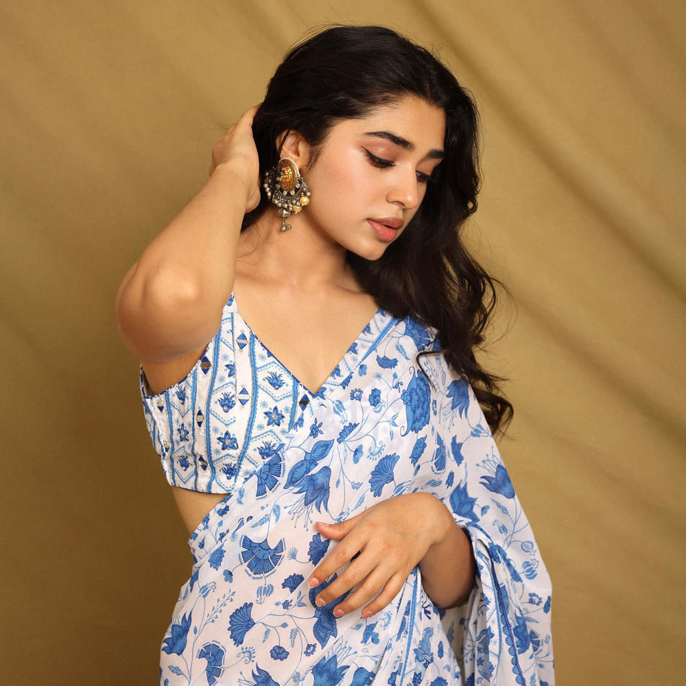 ఉప్పెన సినిమాతో కుర్రకారు కలల రాకుమారిగా మారిపోయింది అందాల తార కృతిశెట్టి. తర్వాత నటించిన శ్యామ్ సింగ రాయ్, బంగార్రాజు చిత్రాలు కూడా భారీ అందుకున్నాయి. తాజాగా కస్టడీ చిత్రంతో ప్రేక్షకుల ముంది వచ్చింది ఈ ముద్దుగుమ్మ. ఈ అమ్మడి గురించి స్పెషల్ గా చెప్పాల్సిన అవసరం లేదు. ఎప్పుడు సోషల్ మీడియాలో యాక్టీవ్ గా ఈ బ్యూటీ షేర్ చేసిన తాజా ఫొటోస్ కు కుర్రకారును ఉక్కిరిబిక్కిరి అయిపోతున్నారు అనుకోండి.