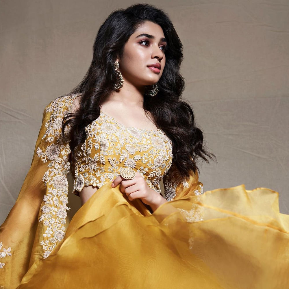 ఉప్పెన సినిమాతో కుర్రకారు కలల రాకుమారిగా మారిపోయింది అందాల తార కృతిశెట్టి. తర్వాత నటించిన శ్యామ్ సింగ రాయ్, బంగార్రాజు చిత్రాలు కూడా భారీ అందుకున్నాయి. తాజాగా కస్టడీ చిత్రంతో ప్రేక్షకుల ముంది వచ్చింది ఈ ముద్దుగుమ్మ. ఈ అమ్మడి గురించి స్పెషల్ గా చెప్పాల్సిన అవసరం లేదు. ఎప్పుడు సోషల్ మీడియాలో యాక్టీవ్ గా ఈ బ్యూటీ షేర్ చేసిన తాజా ఫొటోస్ కు కుర్రకారును ఉక్కిరిబిక్కిరి అయిపోతున్నారు అనుకోండి.