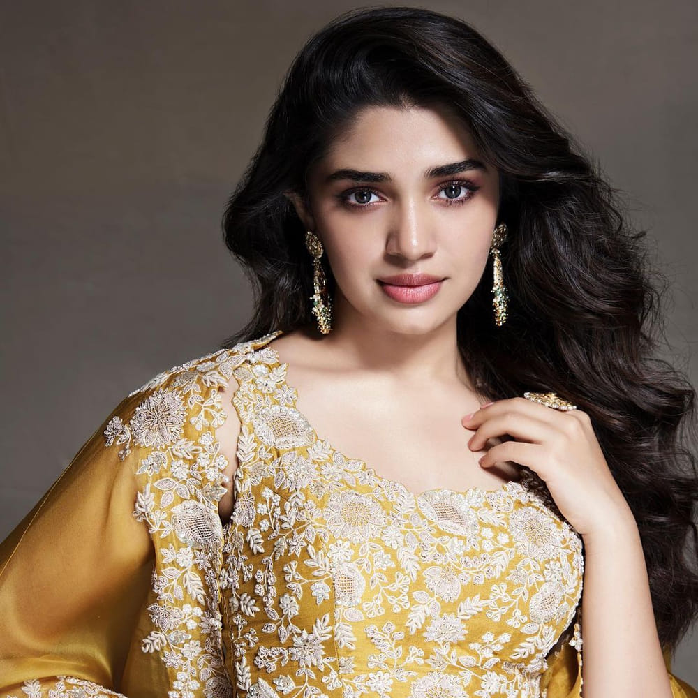 ఉప్పెన సినిమాతో కుర్రకారు కలల రాకుమారిగా మారిపోయింది అందాల తార కృతిశెట్టి. తర్వాత నటించిన శ్యామ్ సింగ రాయ్, బంగార్రాజు చిత్రాలు కూడా భారీ అందుకున్నాయి. తాజాగా కస్టడీ చిత్రంతో ప్రేక్షకుల ముంది వచ్చింది ఈ ముద్దుగుమ్మ. ఈ అమ్మడి గురించి స్పెషల్ గా చెప్పాల్సిన అవసరం లేదు. ఎప్పుడు సోషల్ మీడియాలో యాక్టీవ్ గా ఈ బ్యూటీ షేర్ చేసిన తాజా ఫొటోస్ కు కుర్రకారును ఉక్కిరిబిక్కిరి అయిపోతున్నారు అనుకోండి.