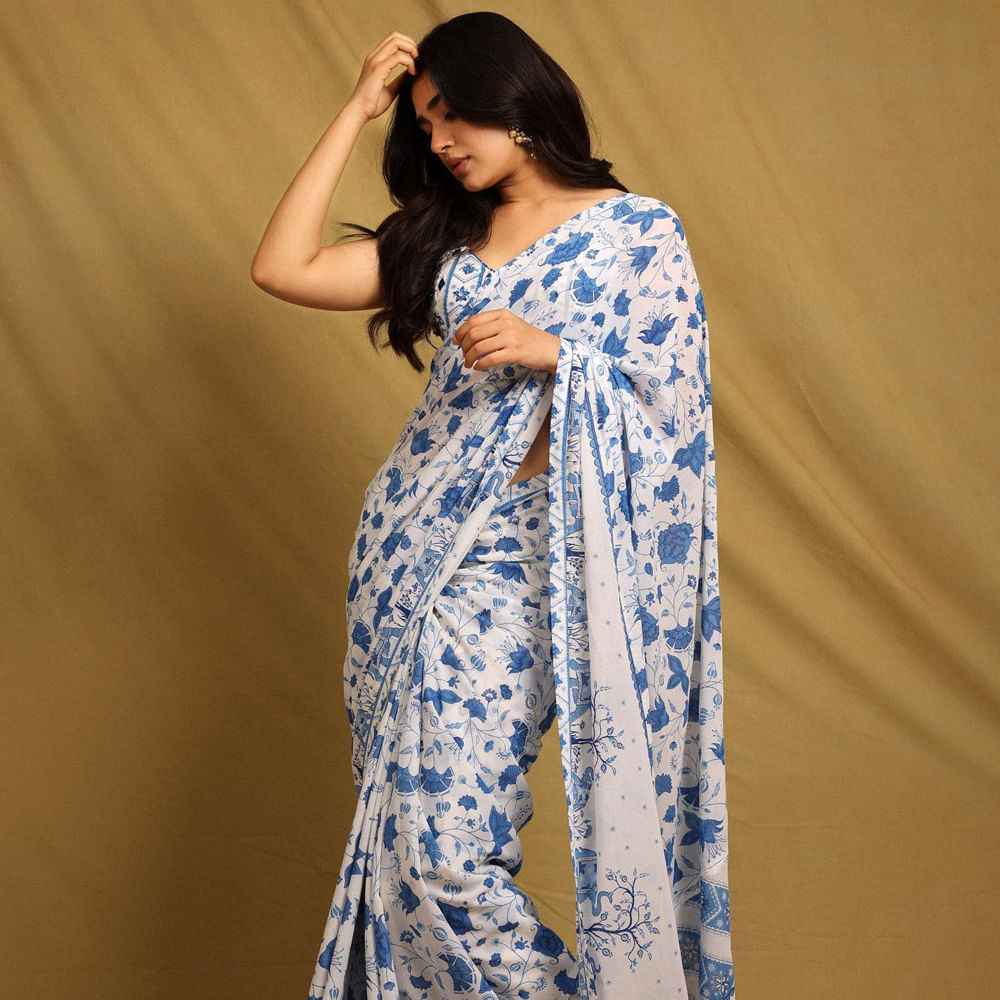 ఉప్పెన సినిమాతో కుర్రకారు కలల రాకుమారిగా మారిపోయింది అందాల తార కృతిశెట్టి. తర్వాత నటించిన శ్యామ్ సింగ రాయ్, బంగార్రాజు చిత్రాలు కూడా భారీ అందుకున్నాయి. తాజాగా కస్టడీ చిత్రంతో ప్రేక్షకుల ముంది వచ్చింది ఈ ముద్దుగుమ్మ. ఈ అమ్మడి గురించి స్పెషల్ గా చెప్పాల్సిన అవసరం లేదు. ఎప్పుడు సోషల్ మీడియాలో యాక్టీవ్ గా ఈ బ్యూటీ షేర్ చేసిన తాజా ఫొటోస్ కు కుర్రకారును ఉక్కిరిబిక్కిరి అయిపోతున్నారు అనుకోండి.