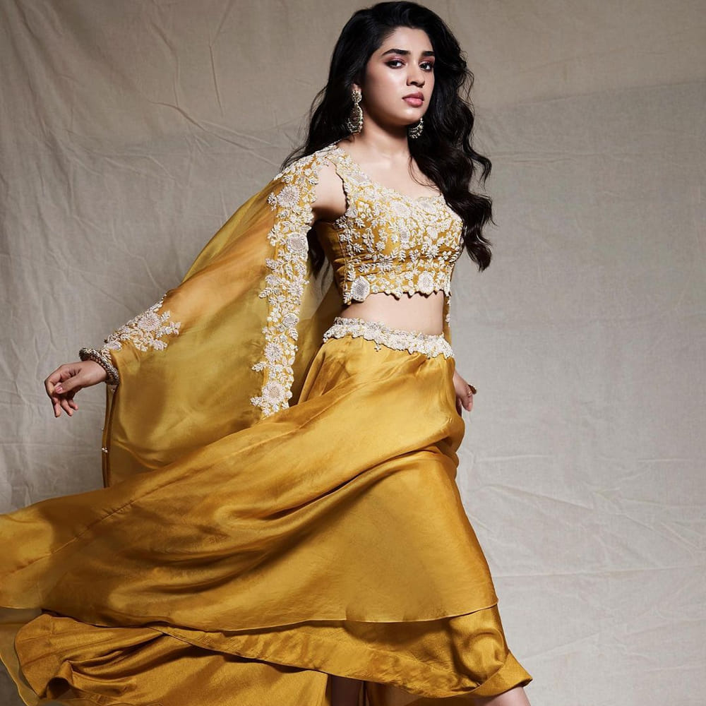 ఉప్పెన సినిమాతో కుర్రకారు కలల రాకుమారిగా మారిపోయింది అందాల తార కృతిశెట్టి. తర్వాత నటించిన శ్యామ్ సింగ రాయ్, బంగార్రాజు చిత్రాలు కూడా భారీ అందుకున్నాయి. తాజాగా కస్టడీ చిత్రంతో ప్రేక్షకుల ముంది వచ్చింది ఈ ముద్దుగుమ్మ. ఈ అమ్మడి గురించి స్పెషల్ గా చెప్పాల్సిన అవసరం లేదు. ఎప్పుడు సోషల్ మీడియాలో యాక్టీవ్ గా ఈ బ్యూటీ షేర్ చేసిన తాజా ఫొటోస్ కు కుర్రకారును ఉక్కిరిబిక్కిరి అయిపోతున్నారు అనుకోండి.