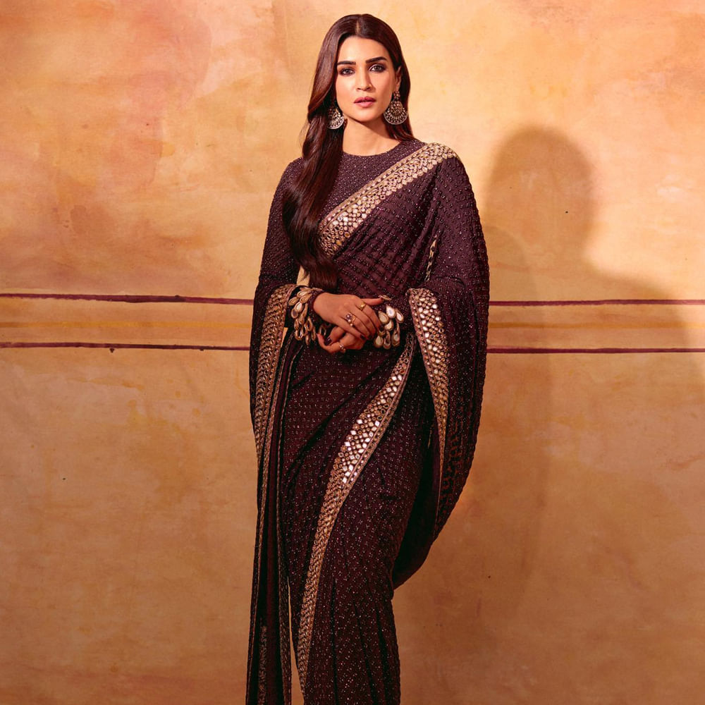 బాలీవుడ్ ఇండస్ట్రీలో ఉన్న స్టార్ హీరోయిన్లలో కృతి సనన్ ఒకరు. హిట్టు, ప్లాపులతో సంబంధం లేకుండా వరుస చిత్రాలతో ఫుల్ బిజీగా ఉంటుంది ఈ అమ్మడు. ప్రస్తుతం ఈ భామ ప్రభాస్ రాముడిగా, ఈమె సీతగా నటించిన  ఆదిపురుష్ చిత్రం ప్రమోషన్స్ లో బిజీగా ఉంది. ఈ సినిమా కంటే ముందు కృతి సనన్.. మహేష్ బాబు నటించిన నేనొక్కడినే సినిమాతో తెలుగు తెరకు పరిచయం అయ్యింది.
