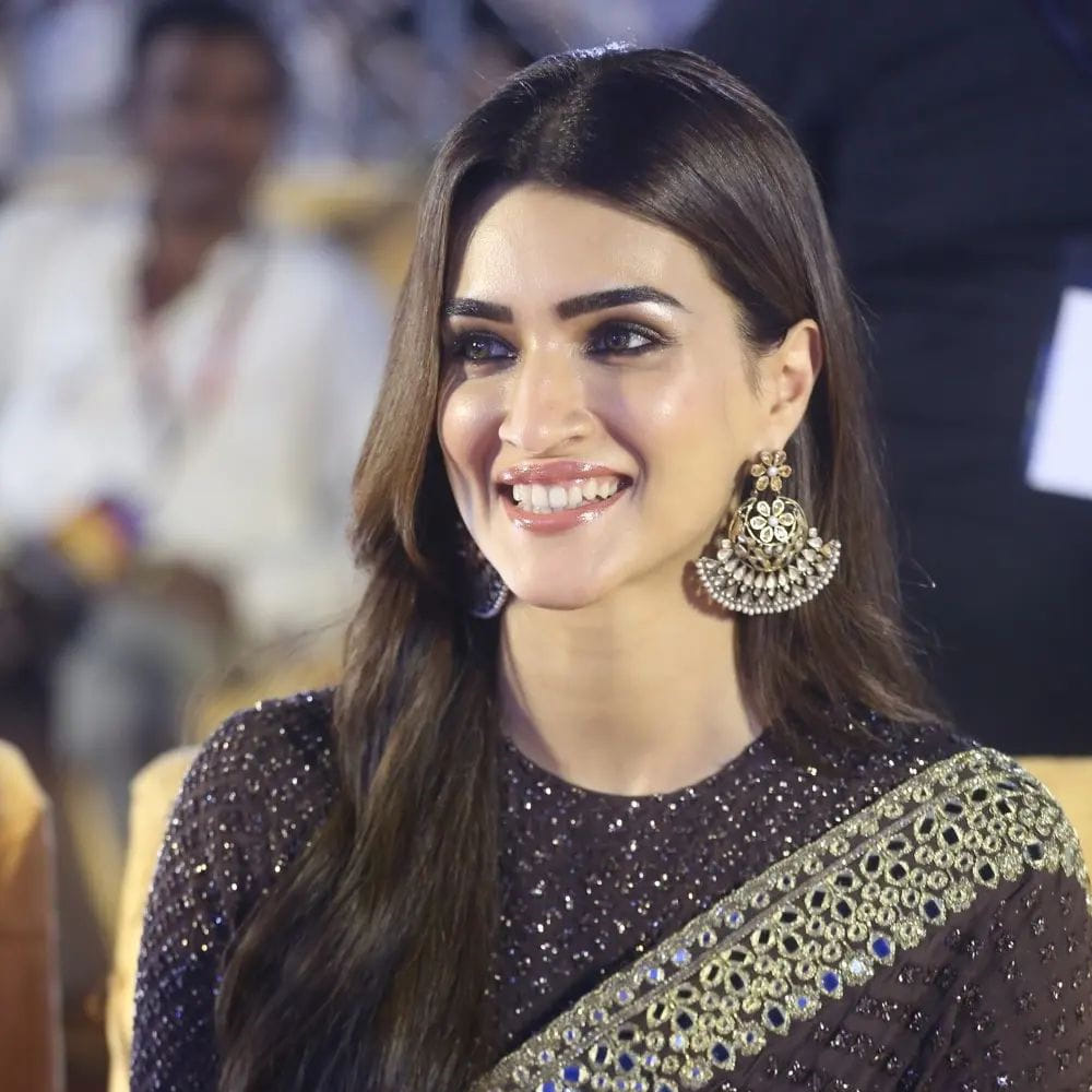 బాలీవుడ్ ఇండస్ట్రీలో ఉన్న స్టార్ హీరోయిన్లలో కృతి సనన్ ఒకరు. హిట్టు, ప్లాపులతో సంబంధం లేకుండా వరుస చిత్రాలతో ఫుల్ బిజీగా ఉంటుంది ఈ అమ్మడు. ప్రస్తుతం ఈ భామ ప్రభాస్ రాముడిగా, ఈమె సీతగా నటించిన  ఆదిపురుష్ చిత్రం ప్రమోషన్స్ లో బిజీగా ఉంది. ఈ సినిమా కంటే ముందు కృతి సనన్.. మహేష్ బాబు నటించిన నేనొక్కడినే సినిమాతో తెలుగు తెరకు పరిచయం అయ్యింది.
