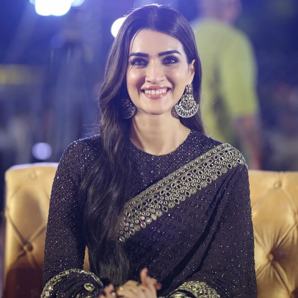 బాలీవుడ్ ఇండస్ట్రీలో ఉన్న స్టార్ హీరోయిన్లలో కృతి సనన్ ఒకరు. హిట్టు, ప్లాపులతో సంబంధం లేకుండా వరుస చిత్రాలతో ఫుల్ బిజీగా ఉంటుంది ఈ అమ్మడు. ప్రస్తుతం ఈ భామ ప్రభాస్ రాముడిగా, ఈమె సీతగా నటించిన  ఆదిపురుష్ చిత్రం ప్రమోషన్స్ లో బిజీగా ఉంది. ఈ సినిమా కంటే ముందు కృతి సనన్.. మహేష్ బాబు నటించిన నేనొక్కడినే సినిమాతో తెలుగు తెరకు పరిచయం అయ్యింది.
