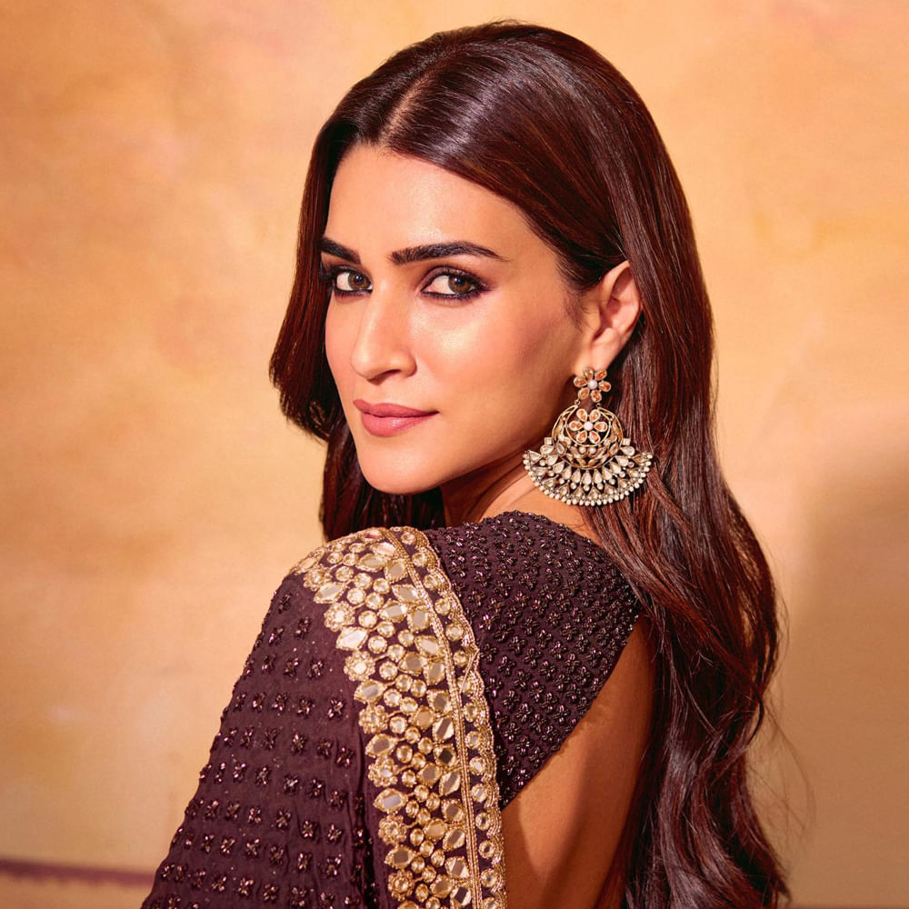 బాలీవుడ్ ఇండస్ట్రీలో ఉన్న స్టార్ హీరోయిన్లలో కృతి సనన్ ఒకరు. హిట్టు, ప్లాపులతో సంబంధం లేకుండా వరుస చిత్రాలతో ఫుల్ బిజీగా ఉంటుంది ఈ అమ్మడు. ప్రస్తుతం ఈ భామ ప్రభాస్ రాముడిగా, ఈమె సీతగా నటించిన  ఆదిపురుష్ చిత్రం ప్రమోషన్స్ లో బిజీగా ఉంది. ఈ సినిమా కంటే ముందు కృతి సనన్.. మహేష్ బాబు నటించిన నేనొక్కడినే సినిమాతో తెలుగు తెరకు పరిచయం అయ్యింది.
