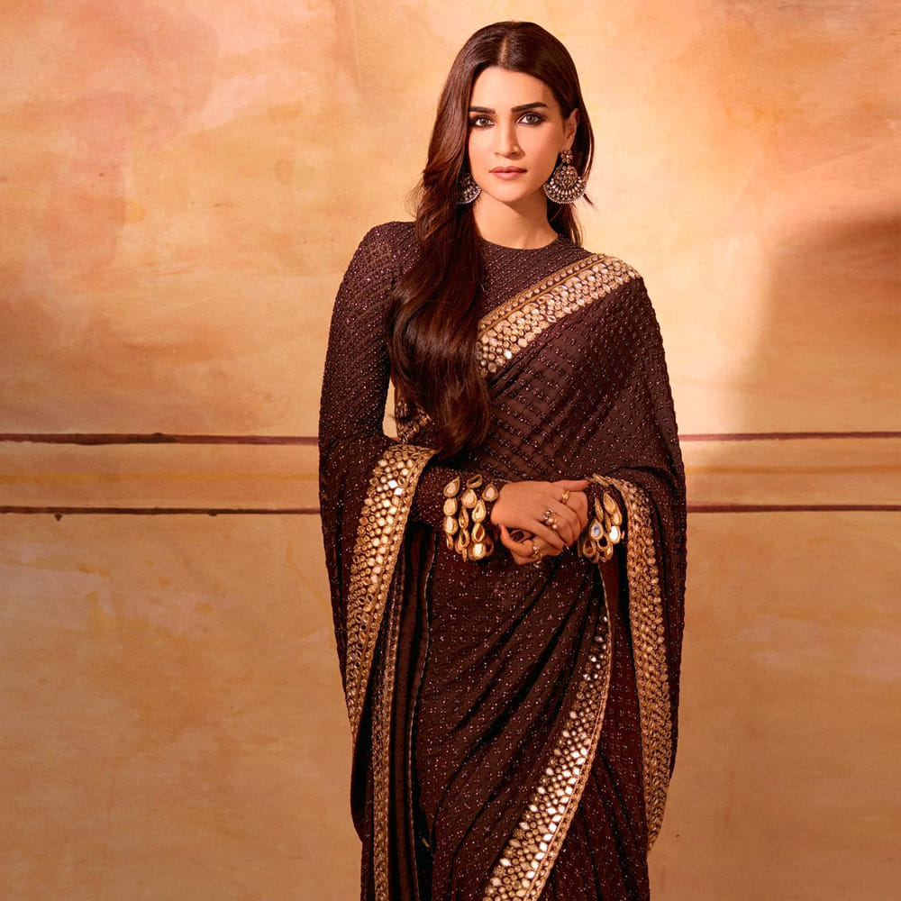 బాలీవుడ్ ఇండస్ట్రీలో ఉన్న స్టార్ హీరోయిన్లలో కృతి సనన్ ఒకరు. హిట్టు, ప్లాపులతో సంబంధం లేకుండా వరుస చిత్రాలతో ఫుల్ బిజీగా ఉంటుంది ఈ అమ్మడు. ప్రస్తుతం ఈ భామ ప్రభాస్ రాముడిగా, ఈమె సీతగా నటించిన  ఆదిపురుష్ చిత్రం ప్రమోషన్స్ లో బిజీగా ఉంది. ఈ సినిమా కంటే ముందు కృతి సనన్.. మహేష్ బాబు నటించిన నేనొక్కడినే సినిమాతో తెలుగు తెరకు పరిచయం అయ్యింది.
